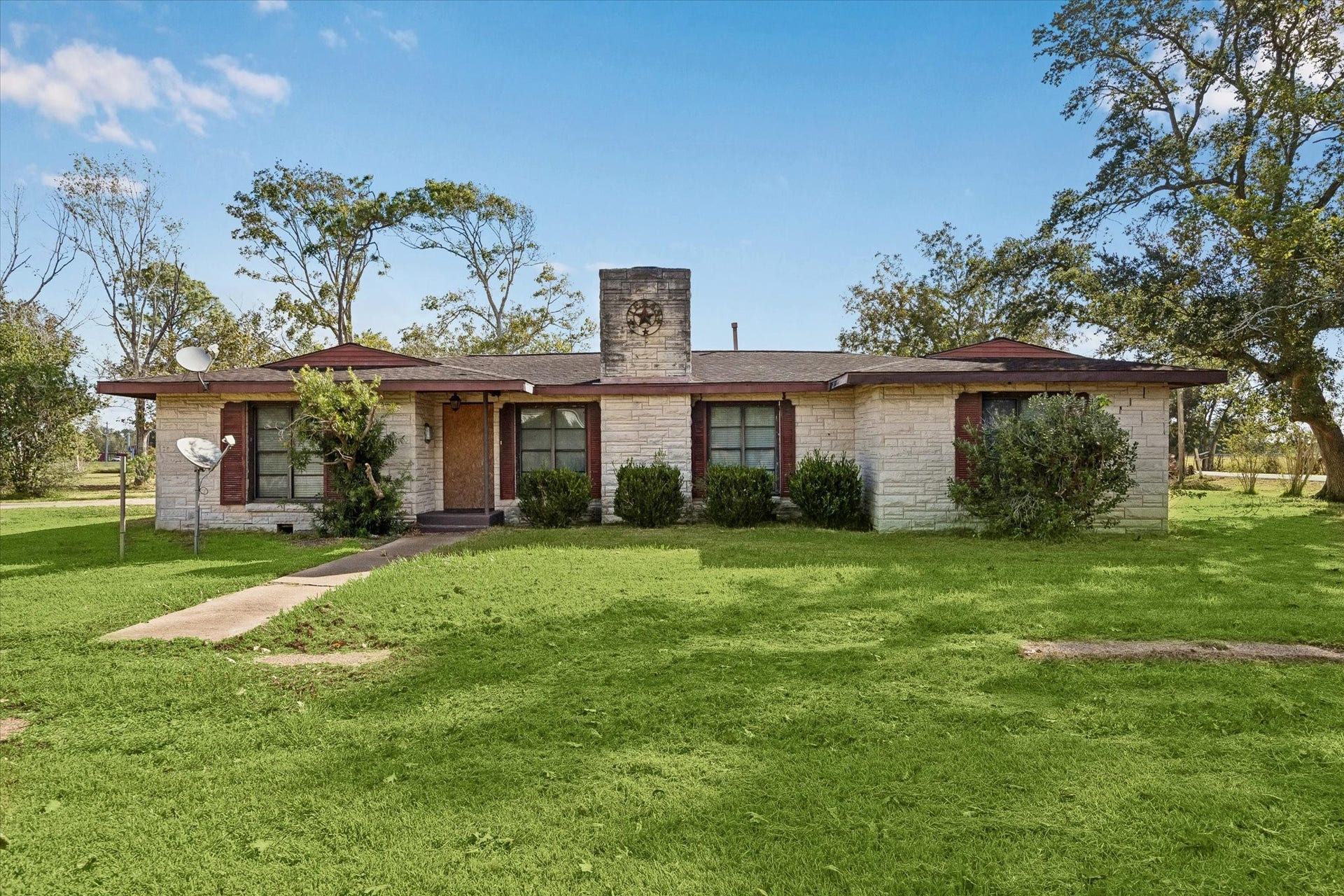 1513 County Road 210, Angleton, TX 77515