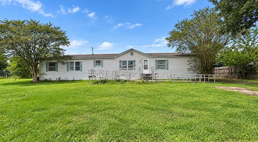 Property photo for 6710 Trail Loop W, Rosharon, TX
