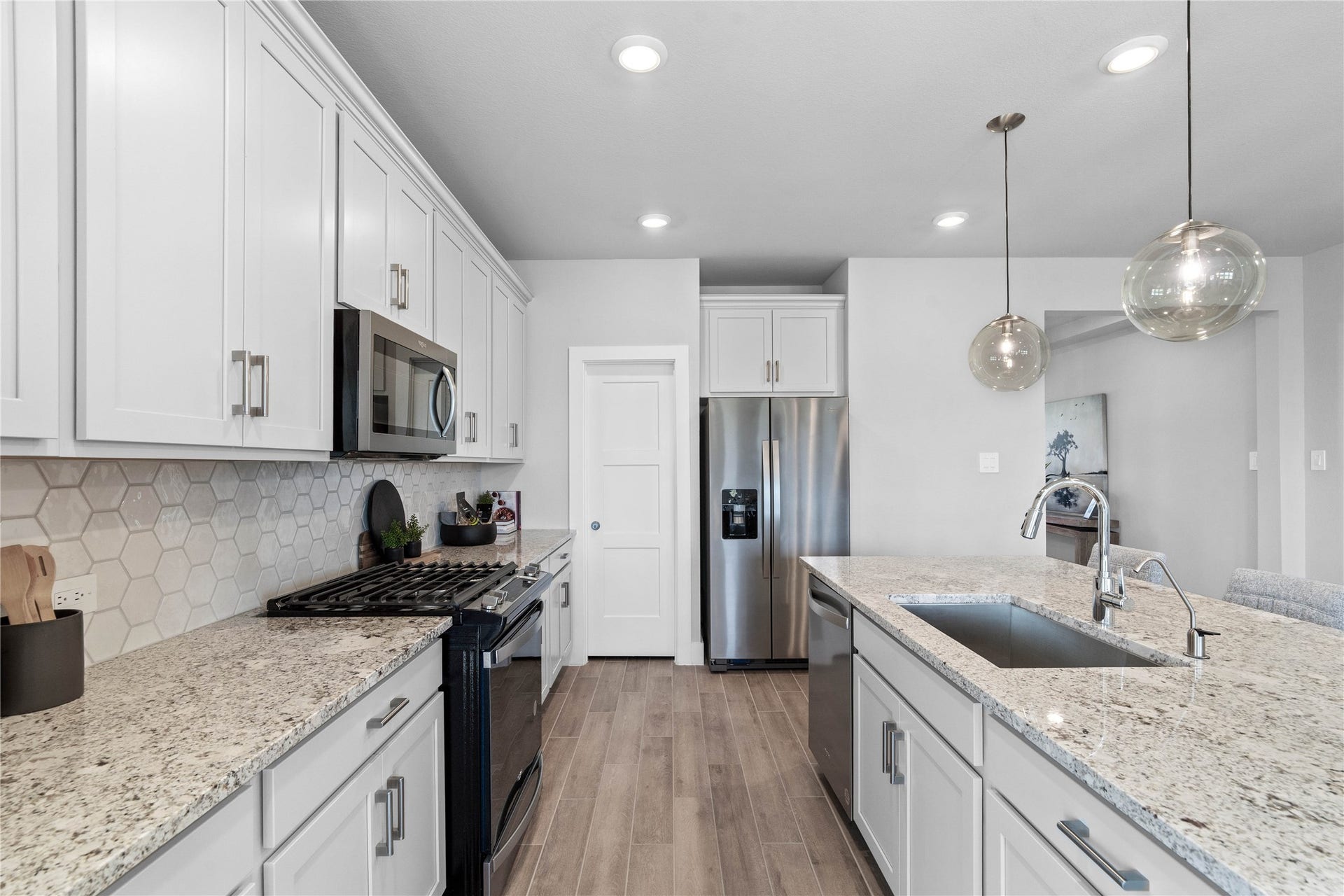 19608 Montgomery Ridge Way, Montgomery, TX 77316 Welcome to the heart of the home, a modern, highly functional kitchen that perfectly balances style and utility. Granite countertops, complemented by a stylish backsplash, shaker-style cabinets provide ample storage, and the Whirlpool stainless steel appliances are all features of this beautiful kitchen!