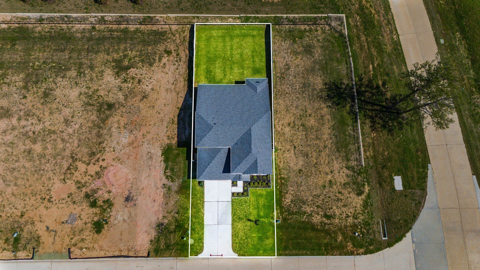 19608 Montgomery Ridge Way, Montgomery, TX 77316 This home sits on a large lot with ample yard space in front and the back, lush landscaping and well-maintained yard!
