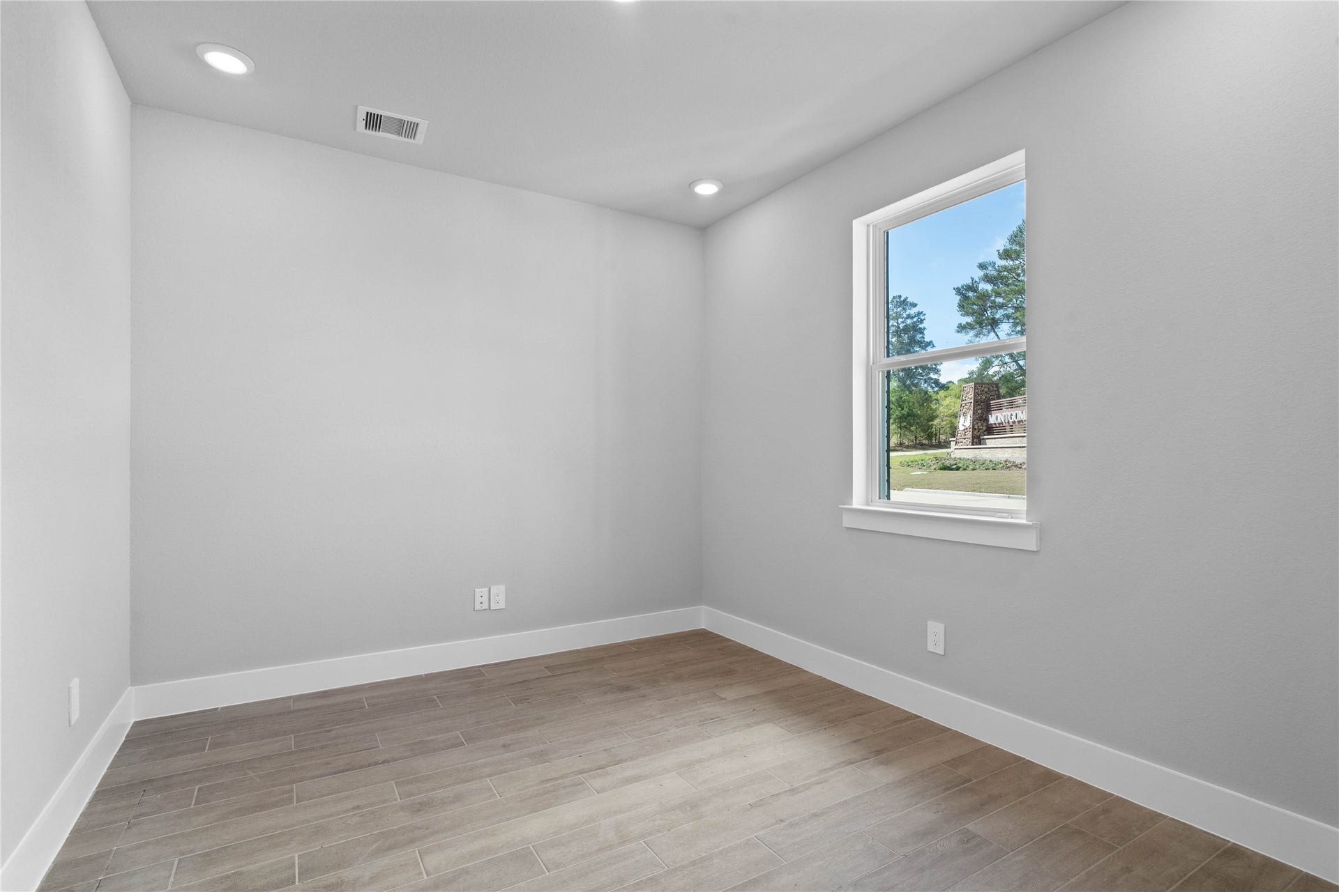 19608 Montgomery Ridge Way, Montgomery, TX 77316 Tucked peacefully in the front of the home is this handsome Study featuring wood-look tile flooring, large window, high ceilings, recessed lighting, double doors, and custom paint!
