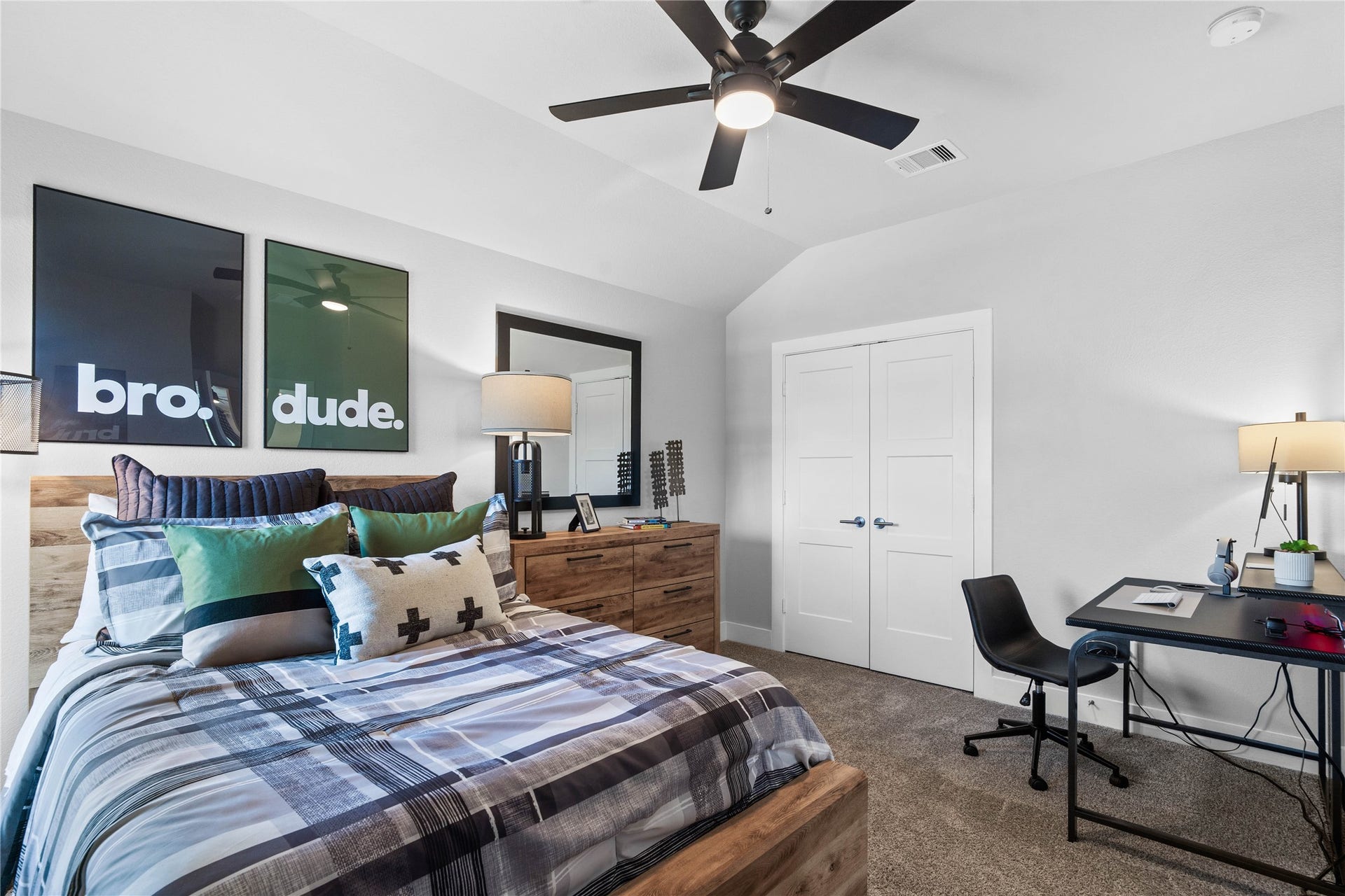 19608 Montgomery Ridge Way, Montgomery, TX 77316 This cozy secondary bedroom offers plush soft carpeting, neutral walls ready for personalization, a sun-filled window with fitted blinds, sloped ceilings, and an ample sized closet.