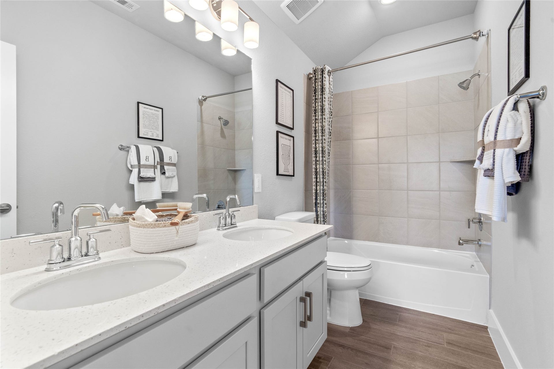 19608 Montgomery Ridge Way, Montgomery, TX 77316 A streamlined secondary bathroom providing a functional tub/shower combination, double sinks, and modern fixtures, seamlessly blending practicality and style.