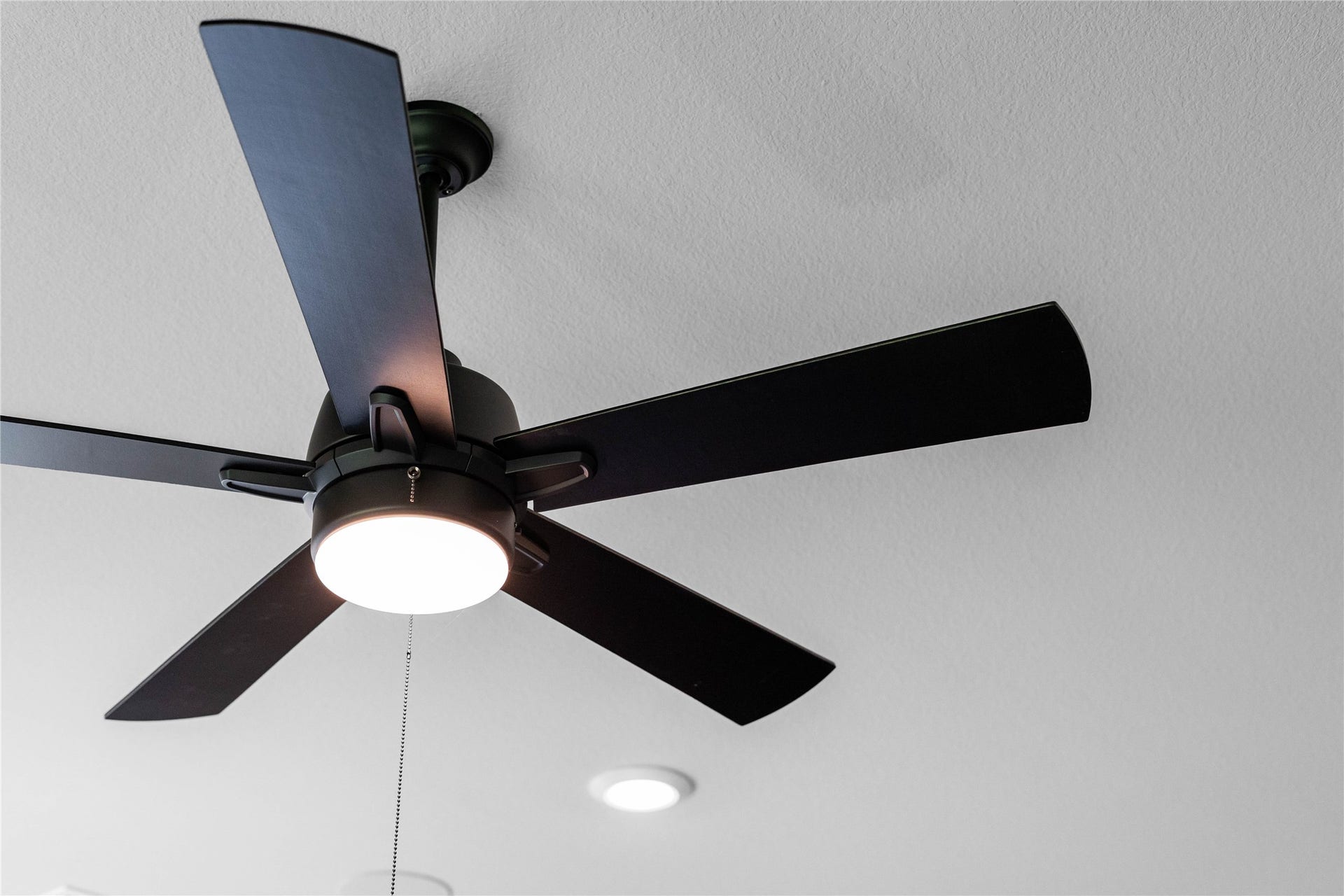 19608 Montgomery Ridge Way, Montgomery, TX 77316 This contemporary ceiling fan features five dark wood blades, centered by an integrated LED light kit and a traditional pull chain for effortless control. The ceiling fan will make a room feel up to 48 degrees cooler and redistribute rising warm air in the winter.