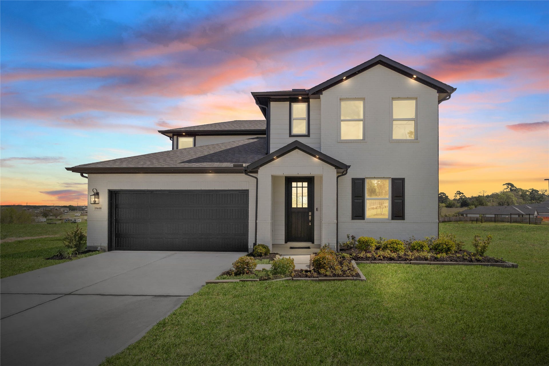 19608 Montgomery Ridge Way, Montgomery, TX 77316 Welcome home to 19608 Montgomery Ridge Way located in Montgomery Ridge and zoned to Montgomery ISD.