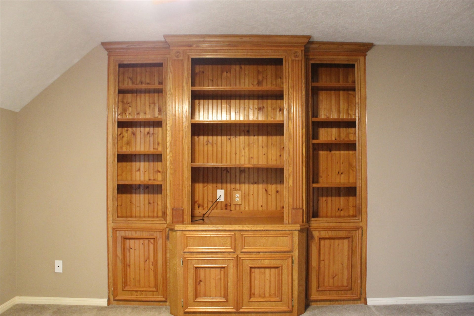 1107 Glenshannon Avenue, Friendswood, TX 77546 Built in storage in loft