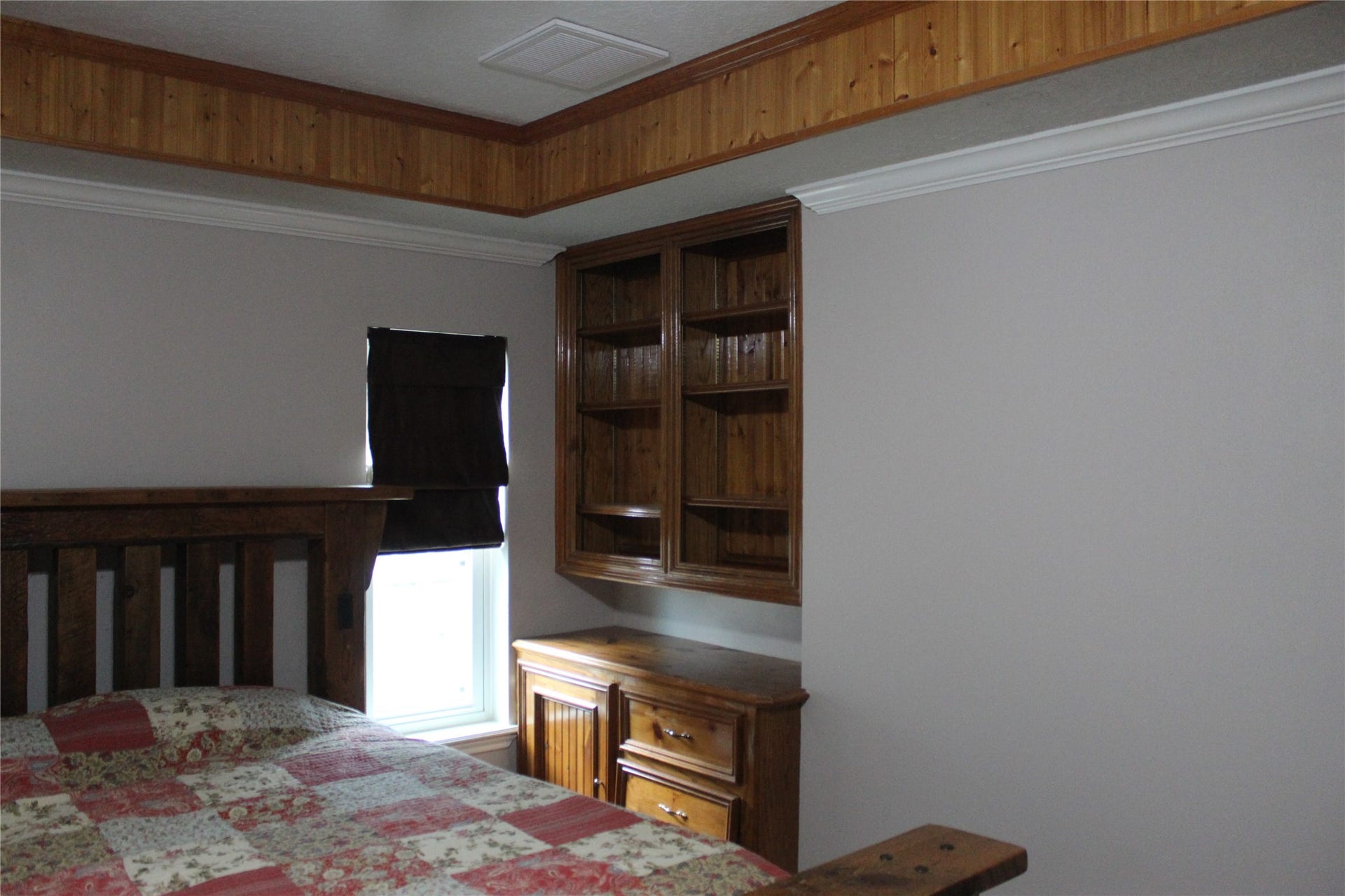 1107 Glenshannon Avenue, Friendswood, TX 77546 Built in storage in master bedroom