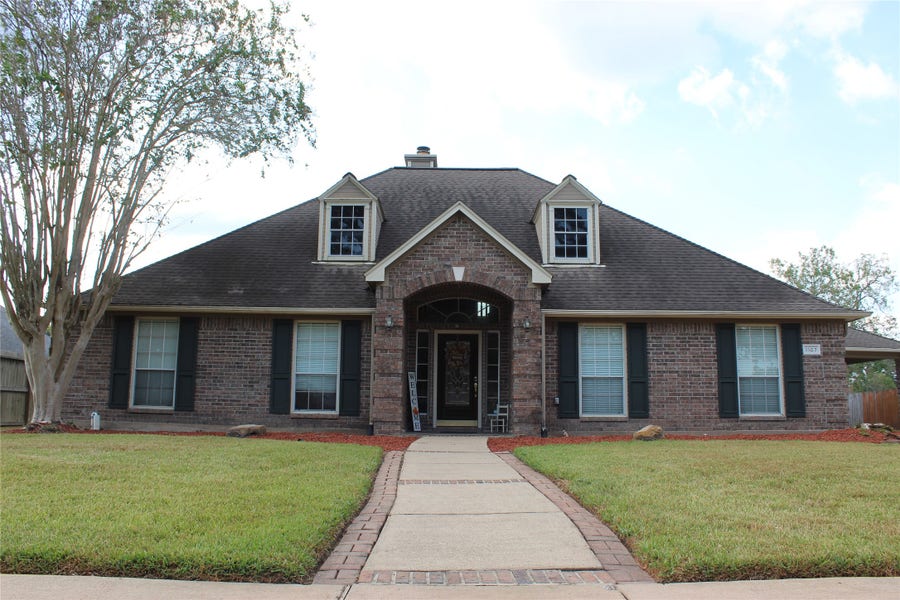 Property photo for 1107 Glenshannon Avenue, Friendswood, TX