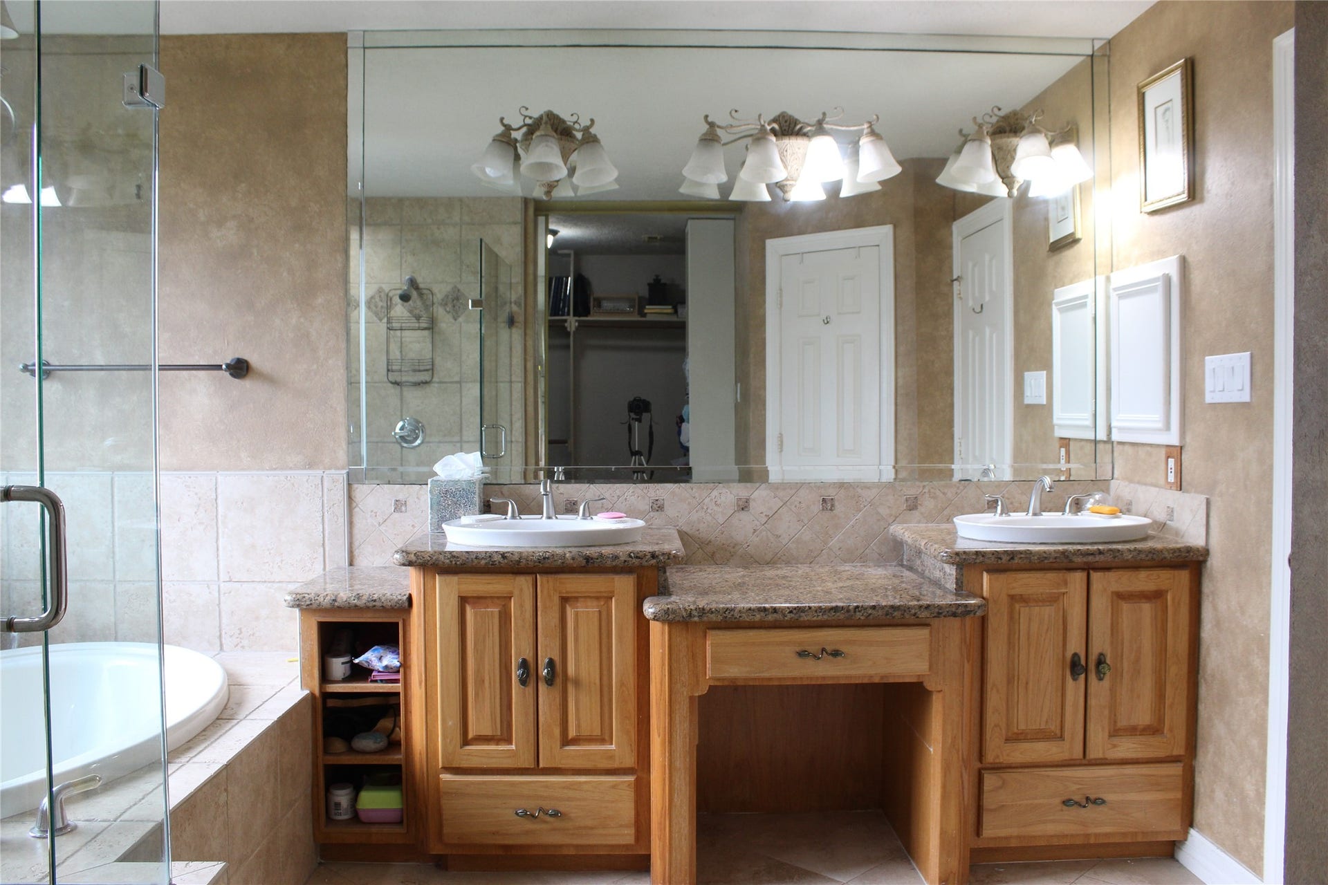1107 Glenshannon Avenue, Friendswood, TX 77546 Double sinks in master bathroom