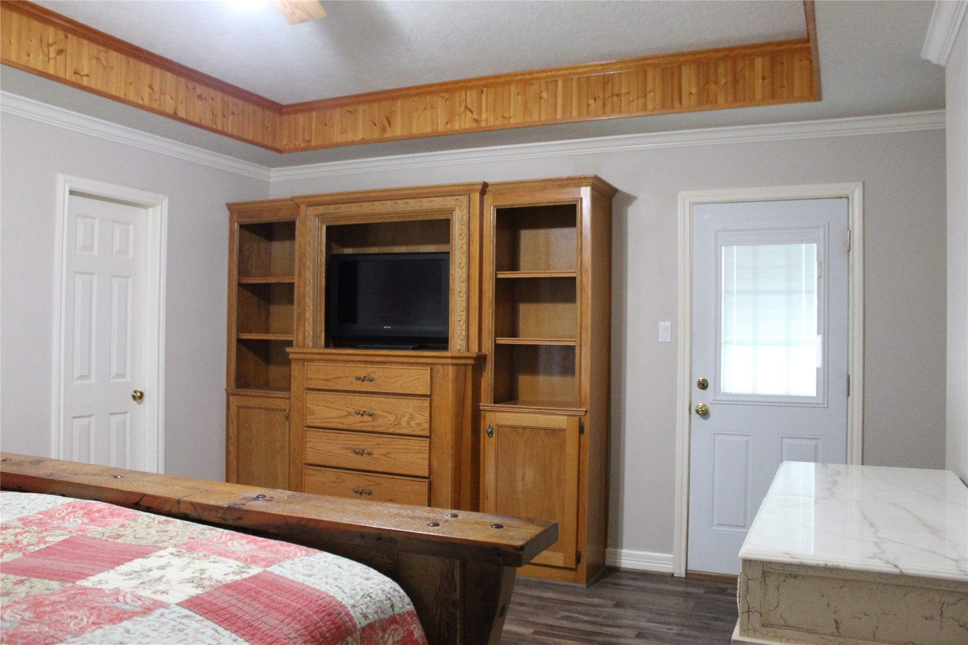 1107 Glenshannon Avenue, Friendswood, TX 77546 More built in storage in master bedroom