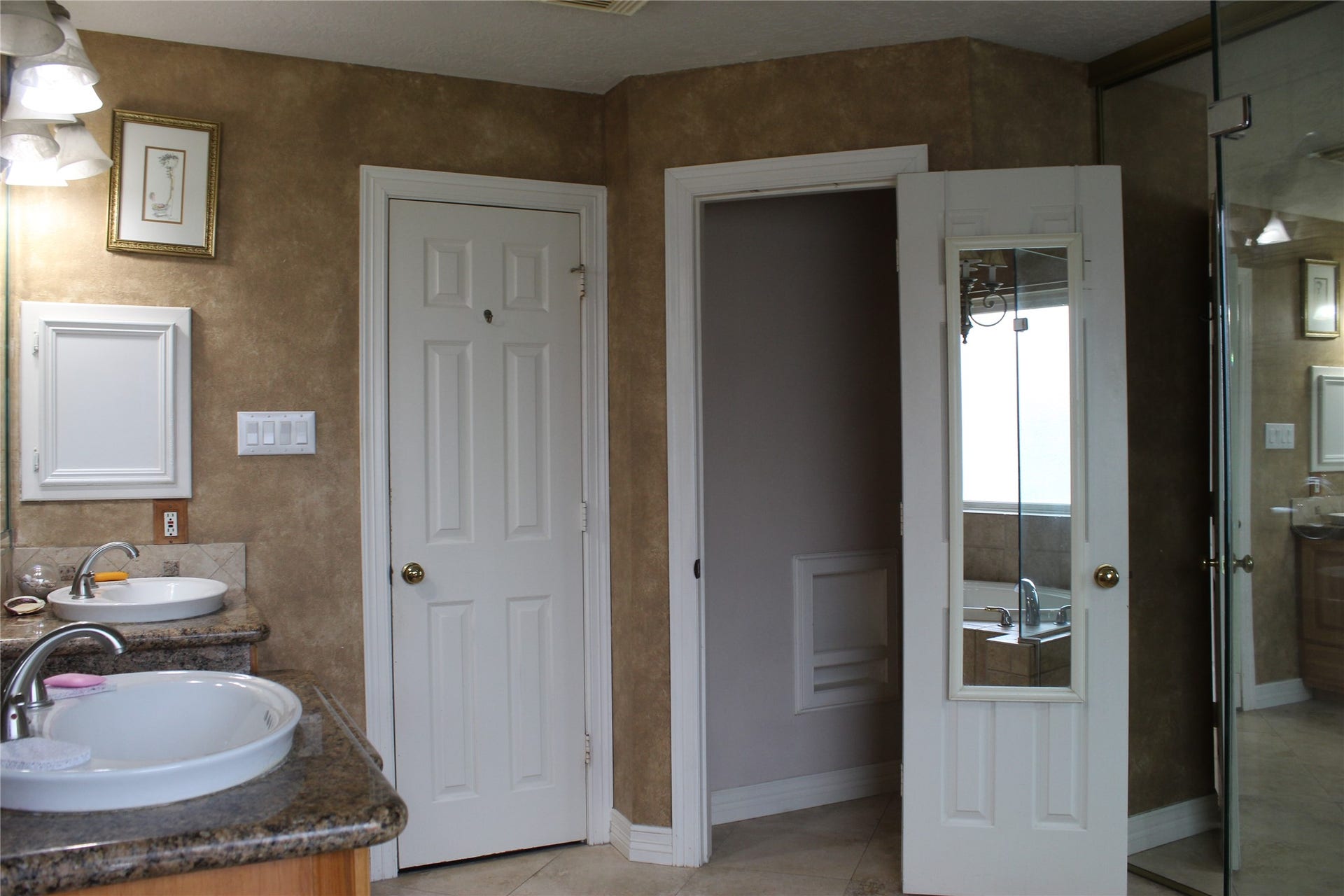 1107 Glenshannon Avenue, Friendswood, TX 77546 Private toilet room in bathroom