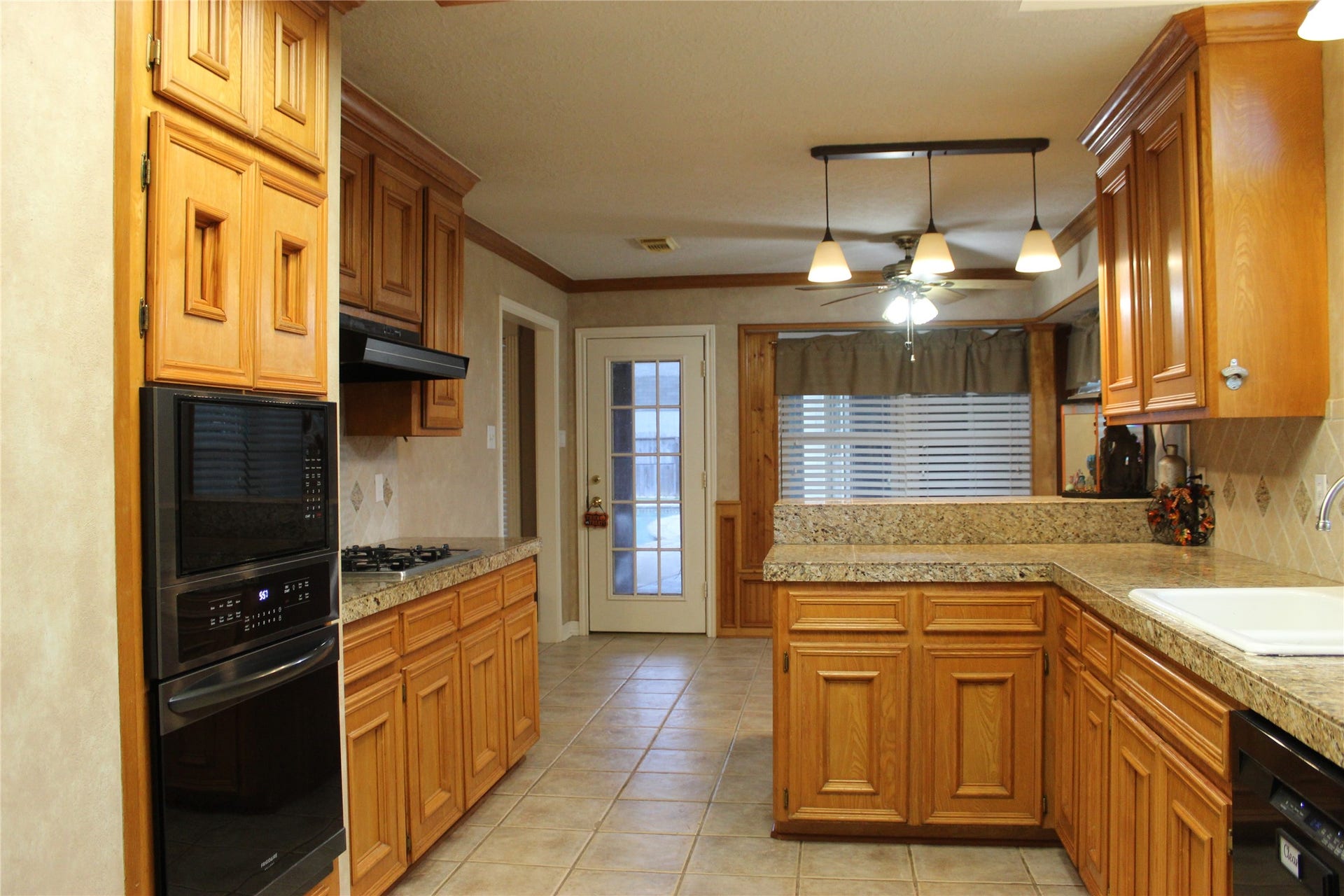 1107 Glenshannon Avenue, Friendswood, TX 77546 Kitchen