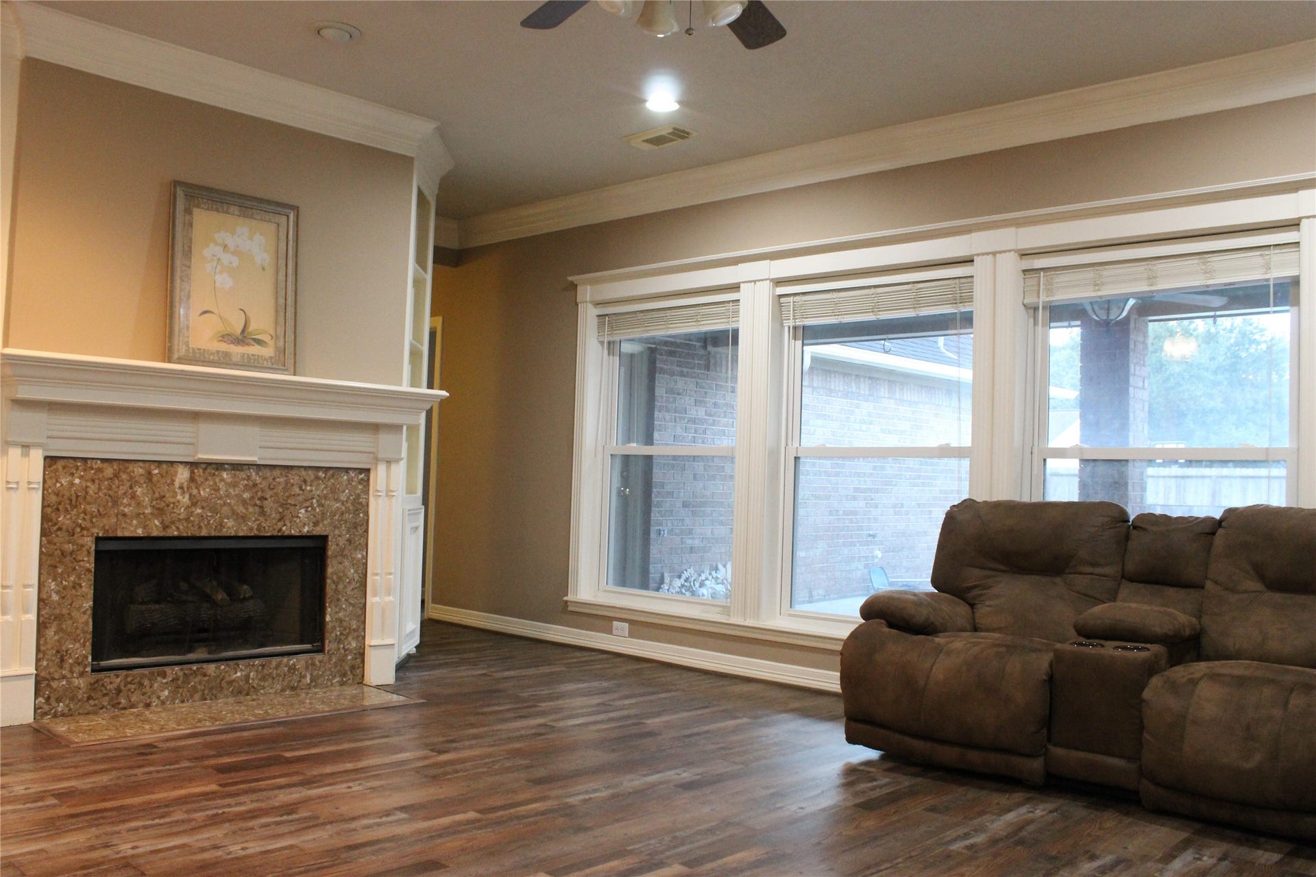1107 Glenshannon Avenue, Friendswood, TX 77546 Living room leading to hallway