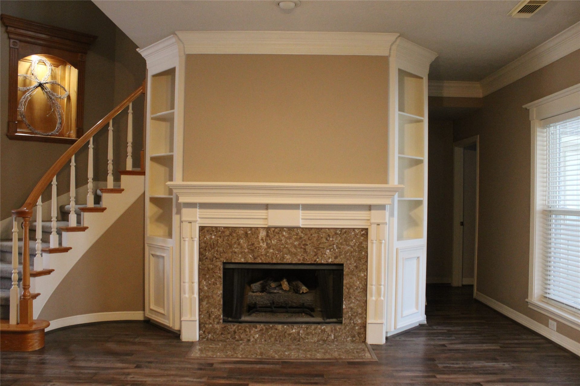 1107 Glenshannon Avenue, Friendswood, TX 77546 Fireplace mantle