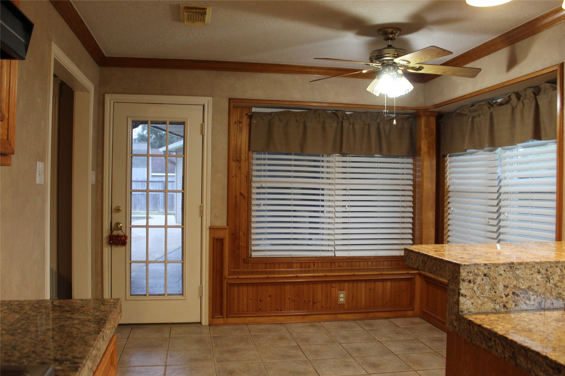 1107 Glenshannon Avenue, Friendswood, TX 77546 Breakfast area i kitchen