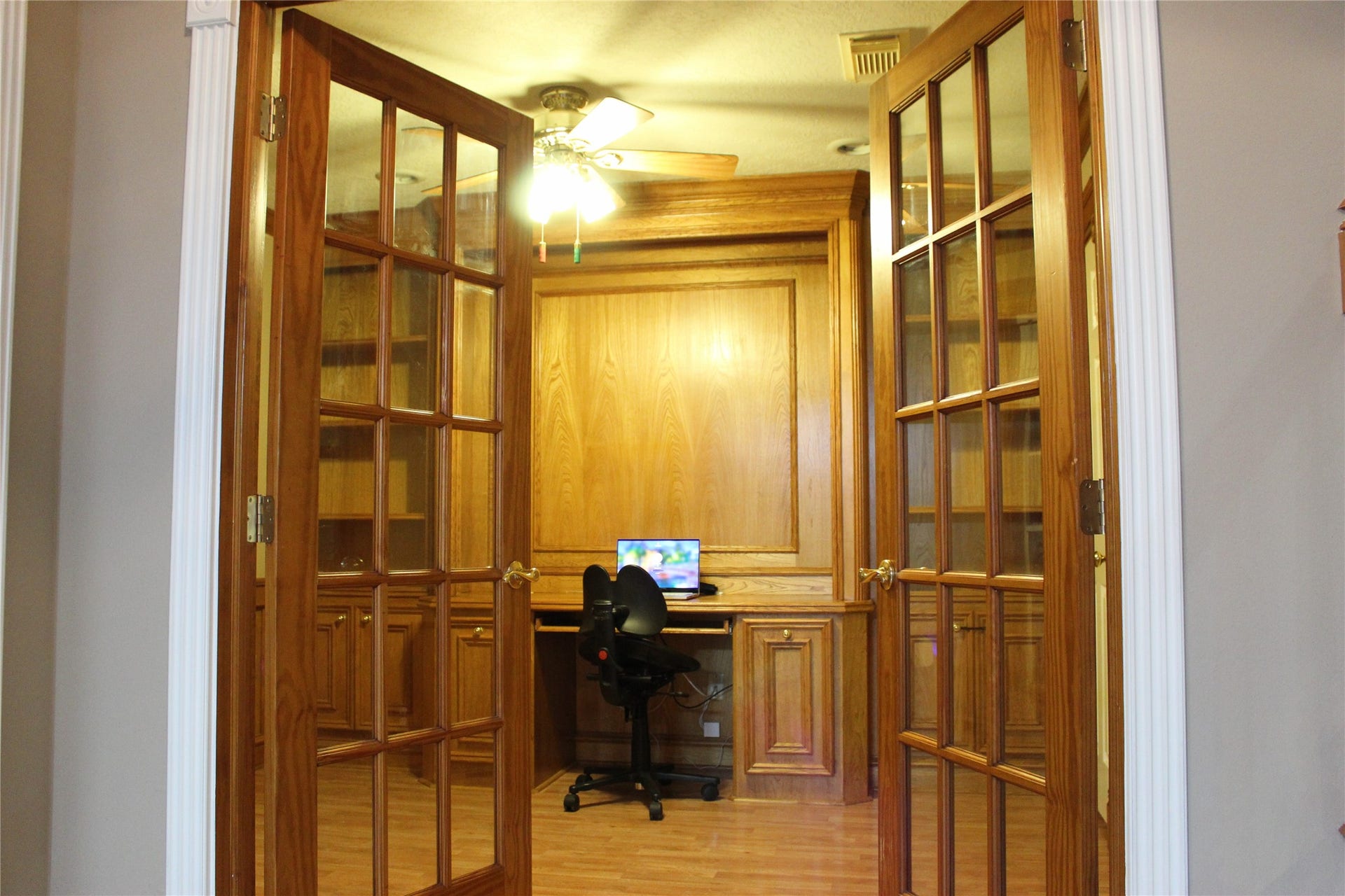 1107 Glenshannon Avenue, Friendswood, TX 77546 Home office or library