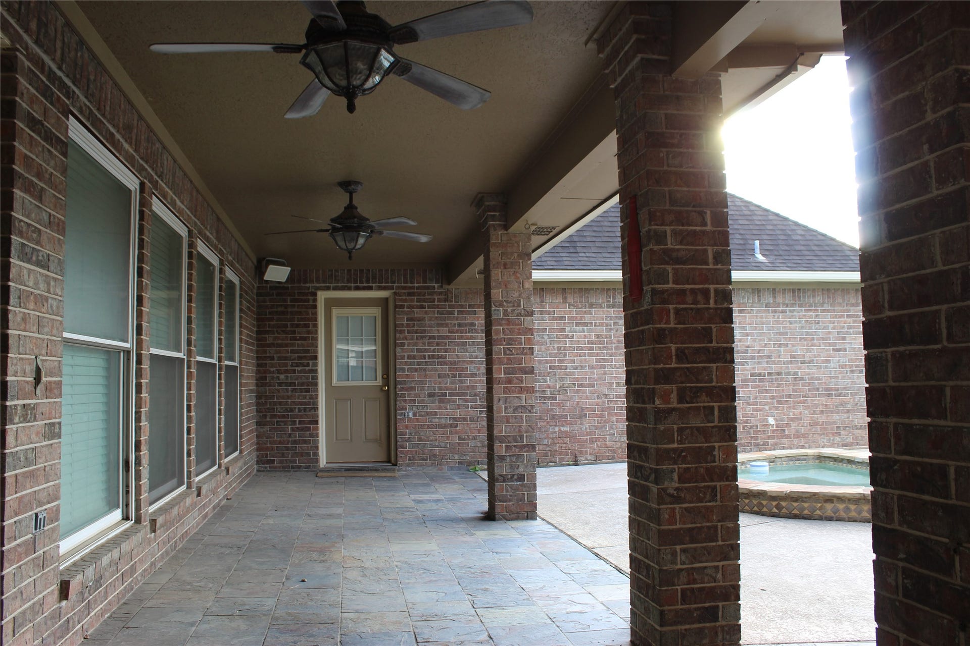 1107 Glenshannon Avenue, Friendswood, TX 77546 Covered back patio