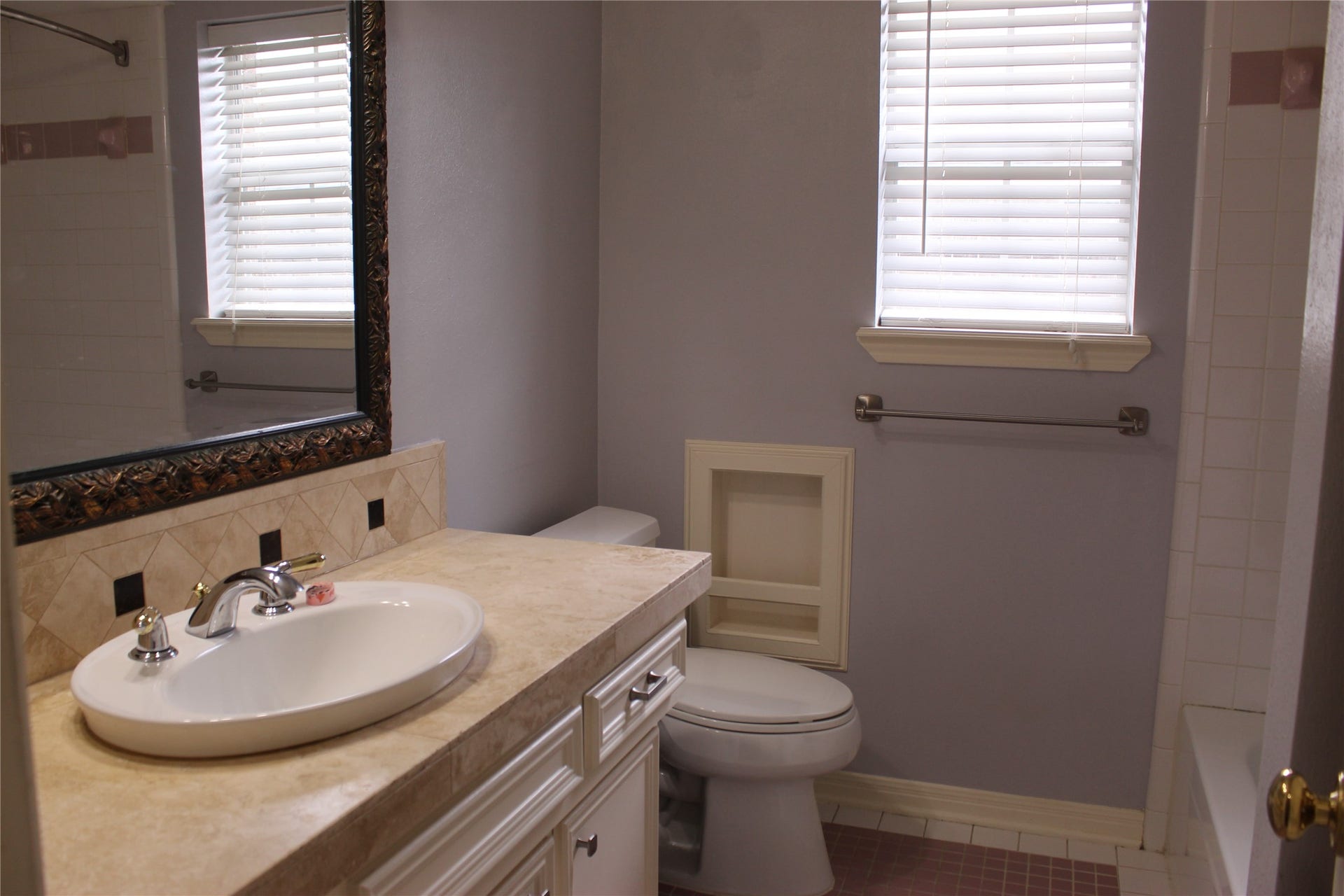 1107 Glenshannon Avenue, Friendswood, TX 77546 Secondary bathroom
