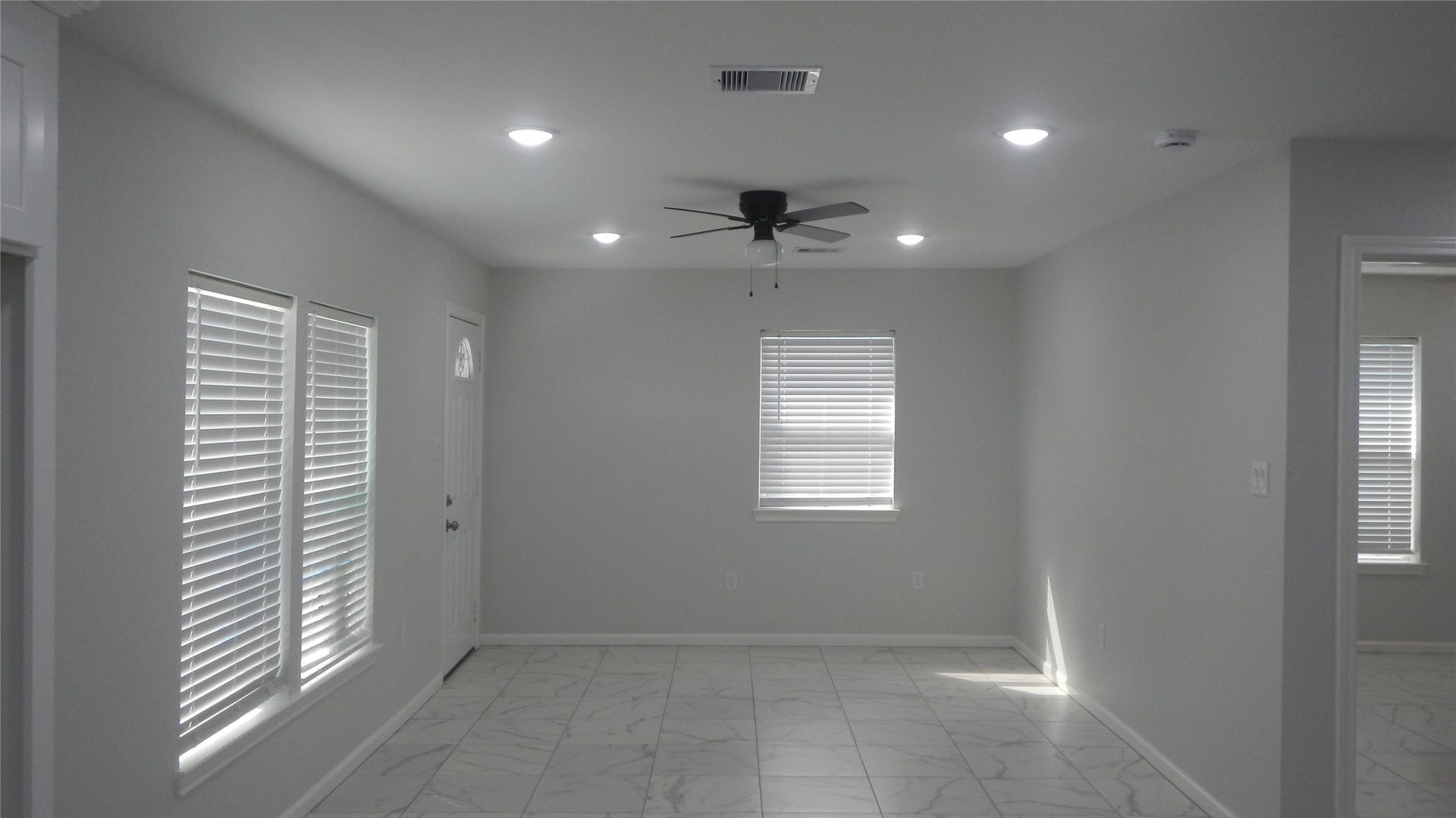510 Alvin Street, Pasadena, TX 77506 Inviting living area with recessed lights