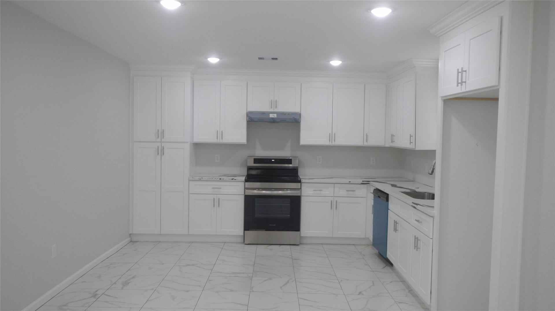 510 Alvin Street, Pasadena, TX 77506 Spacious kitchen with plenty of cabinets