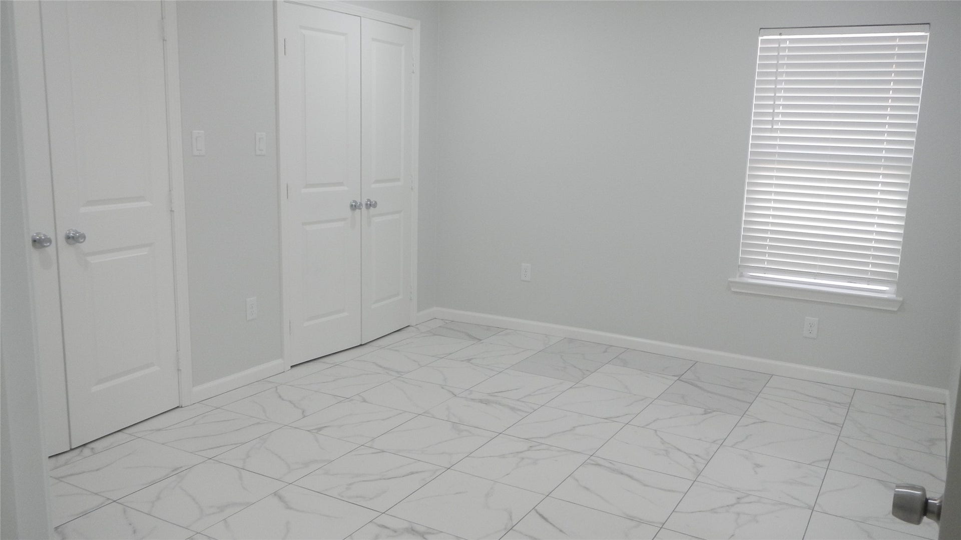 510 Alvin Street, Pasadena, TX 77506 Primary bedroom with 2 walk in closets