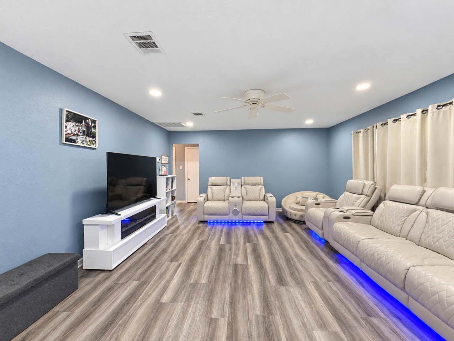 6737 E Bayou Drive, Hitchcock, TX 77563 large living room