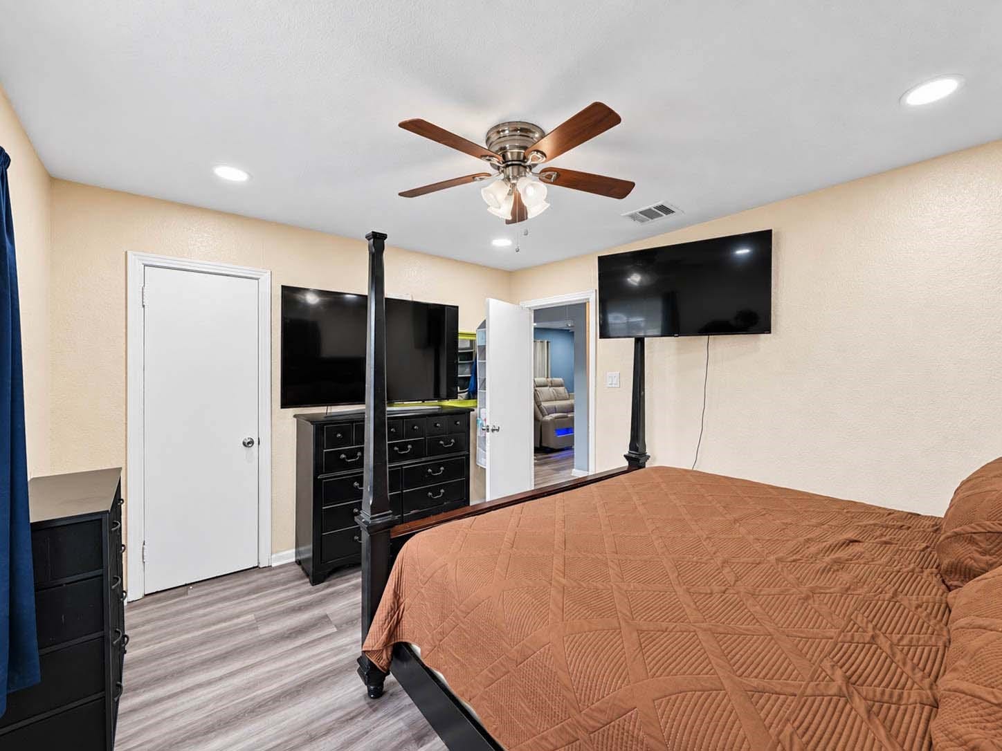 6737 E Bayou Drive, Hitchcock, TX 77563 6737 E Bayou Drive, Hitchcock, TX 77563