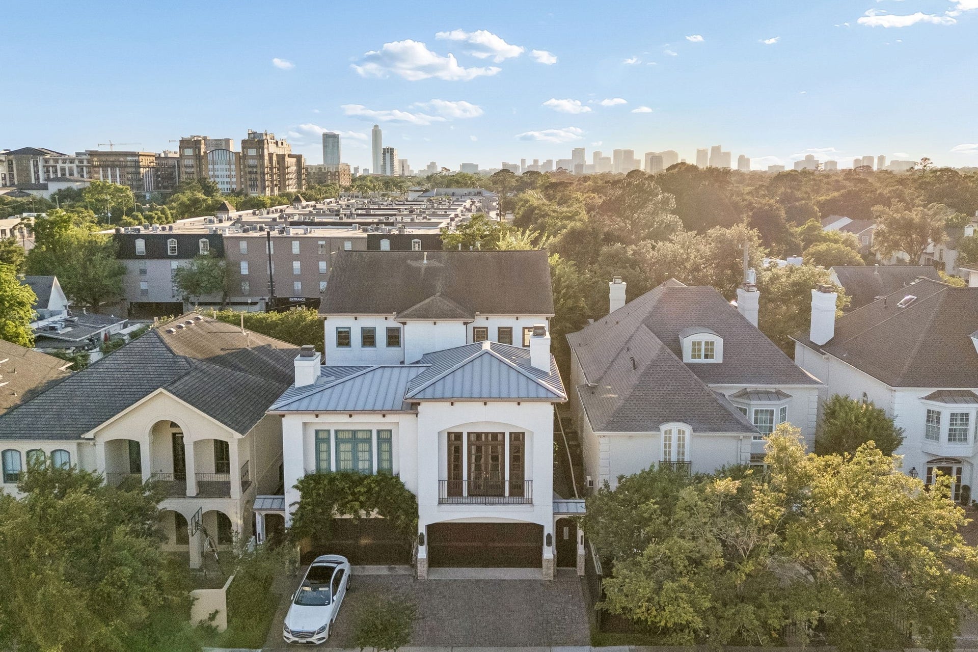 Convenient access to Highway 59 makes commuting throughout Houston effortless while keeping you close to parks, restaurants, and entertainment destinations.