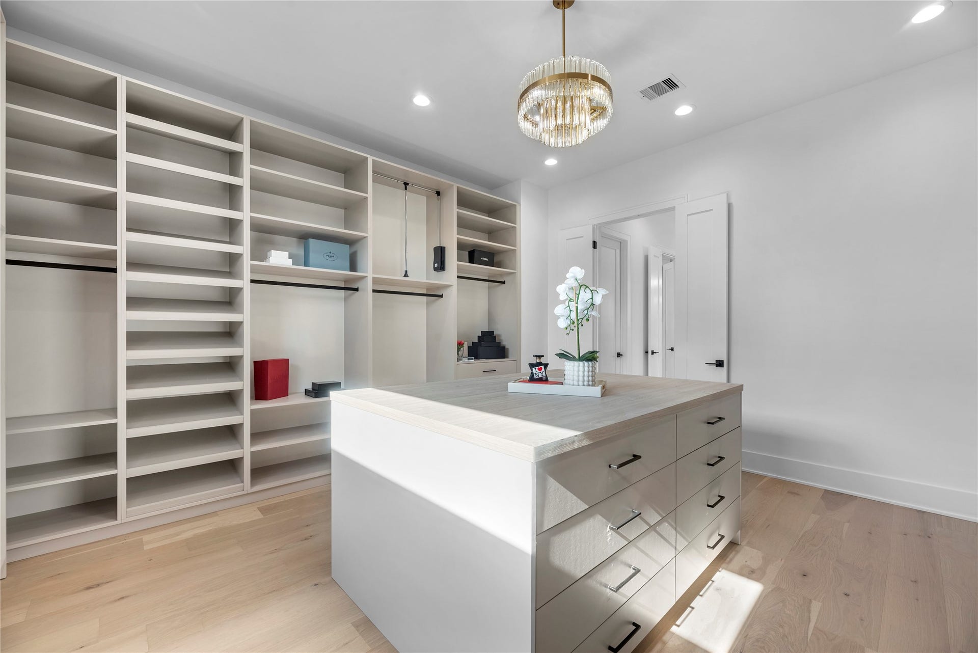 963 W 41st Street, Houston, TX 77018 963 W 41st Street, Houston, TX 77018