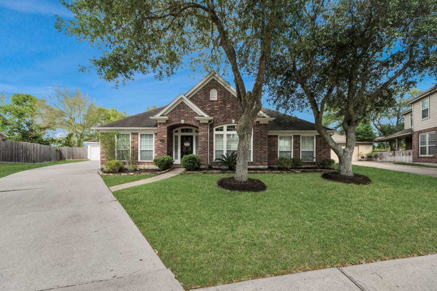 Property photo for 2802 Creek Bend Drive, Friendswood, TX