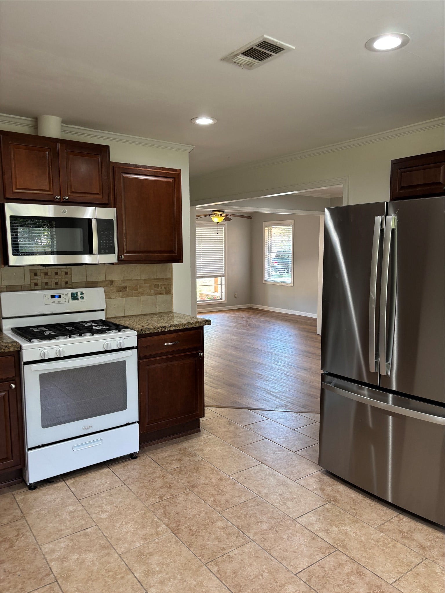 10306 Oboe Drive, Houston, TX 77025 Brand new refrigerator with water and Ice and a brand new microwave oven