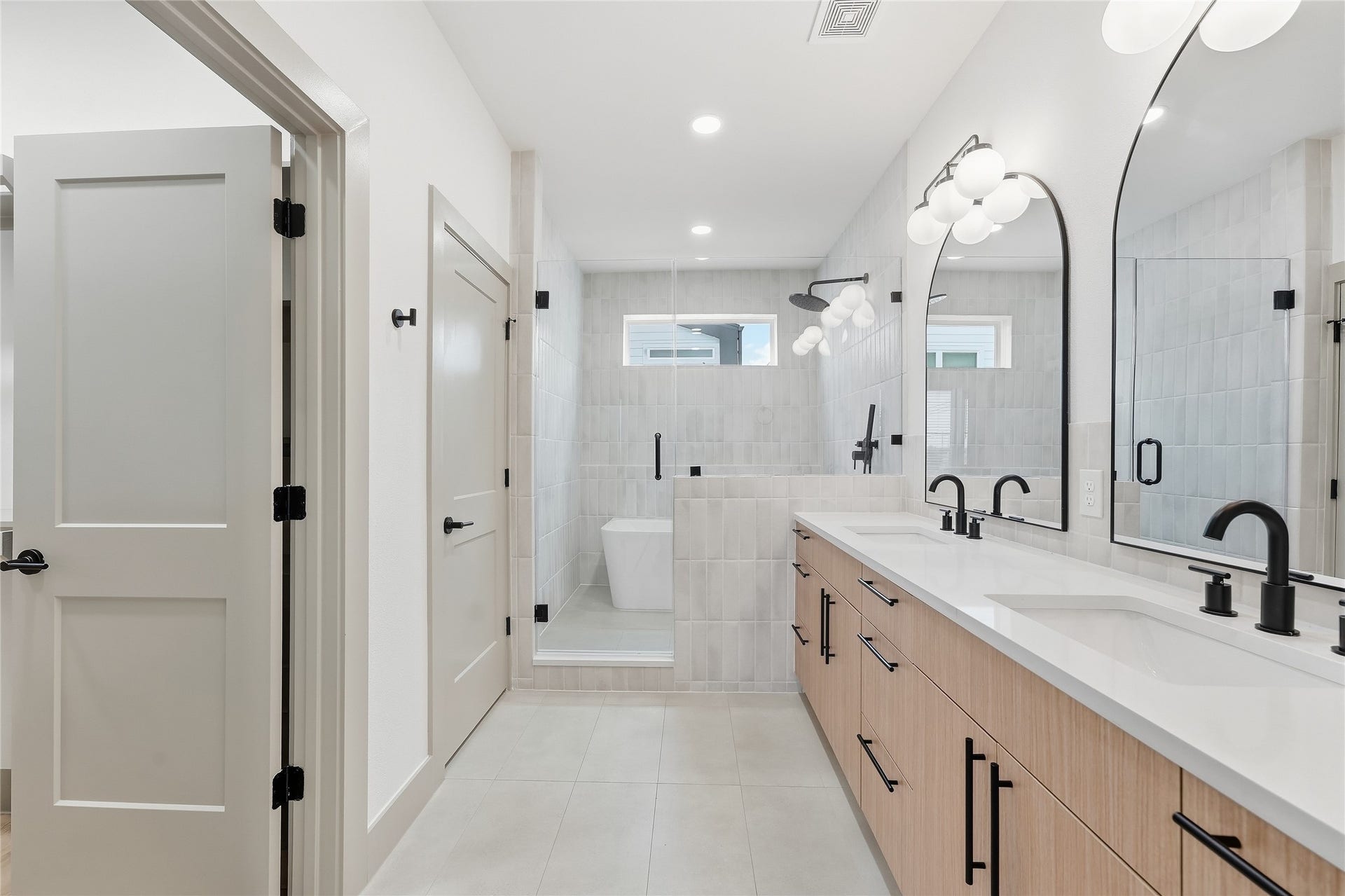 2953 Delafield Street, Houston, TX 77023 Primary Bathroom
