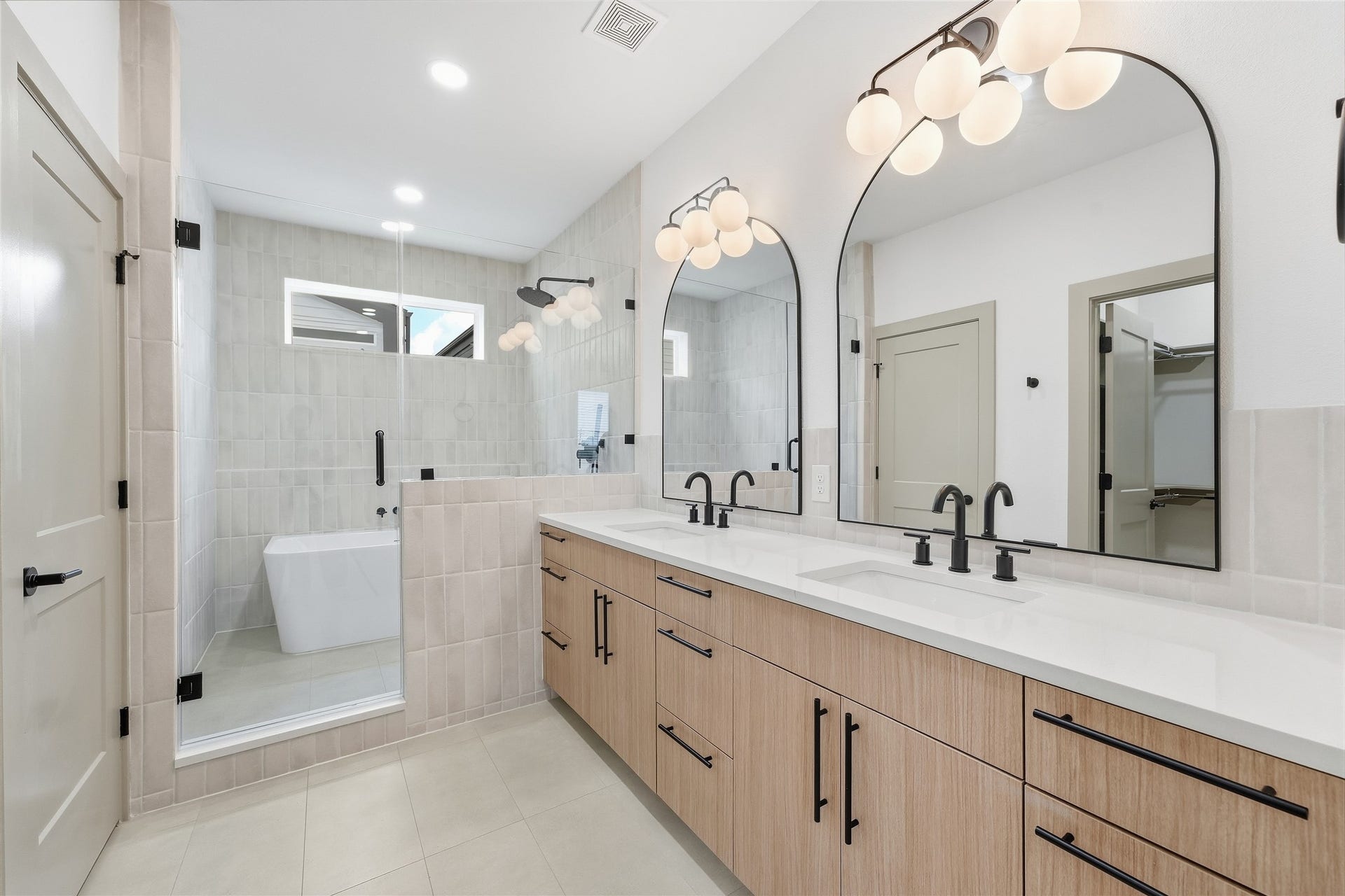 2953 Delafield Street, Houston, TX 77023 Primary Bathroom