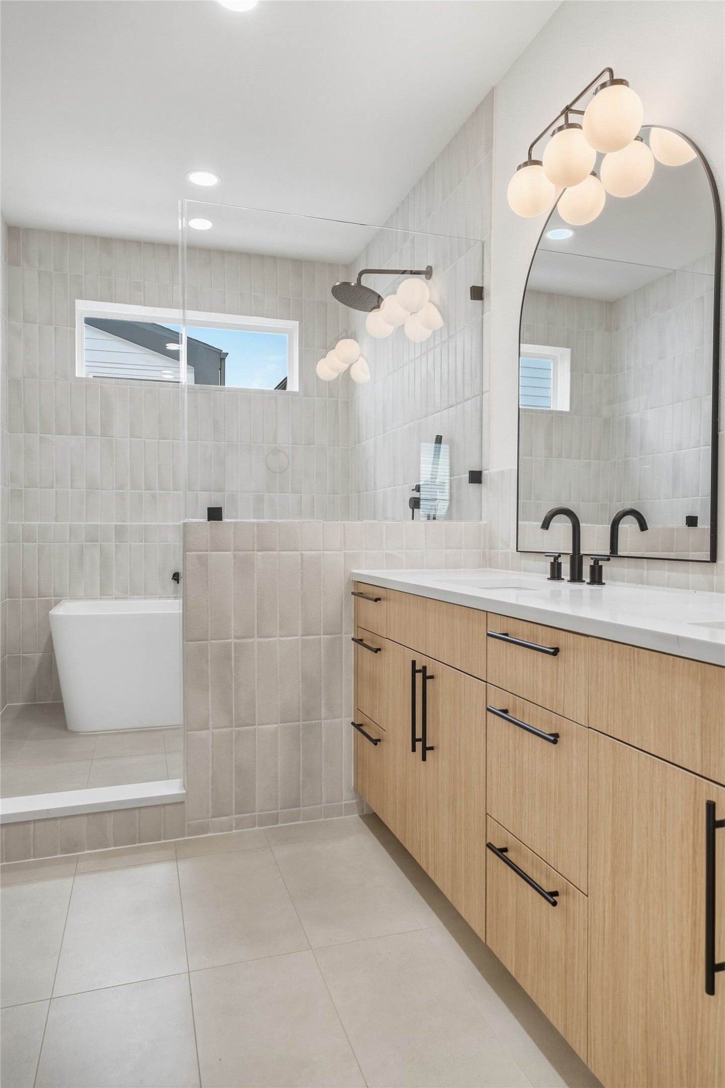 2953 Delafield Street, Houston, TX 77023 Primary Bathroom