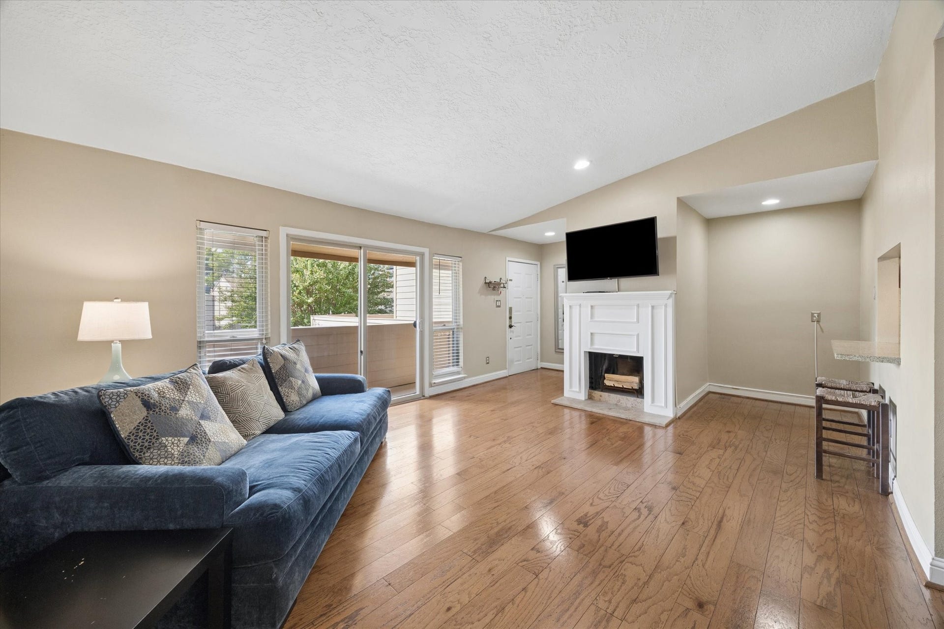 1915 Augusta Drive, #43, Houston, TX 77057 Bright, open living area with warm hardwood floors, neutral finishes, abundant natural light, and a seamless flow into the adjoining dining and kitchen spaces.