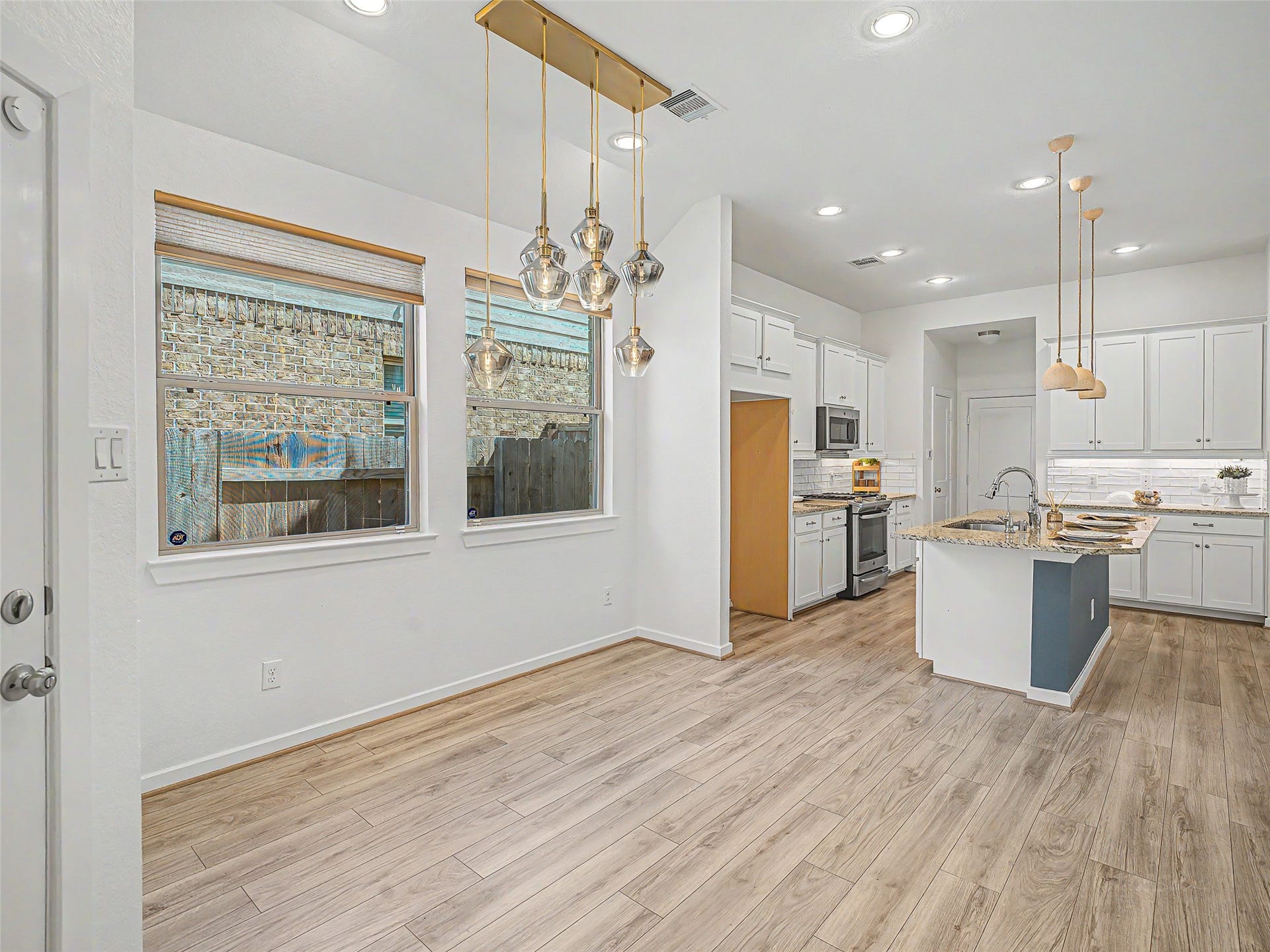 6019 Dovetail Cliff Court, Katy, TX 77493 This sunlit breakfast nook offers a charming dedicated dining space directly off the kitchen.