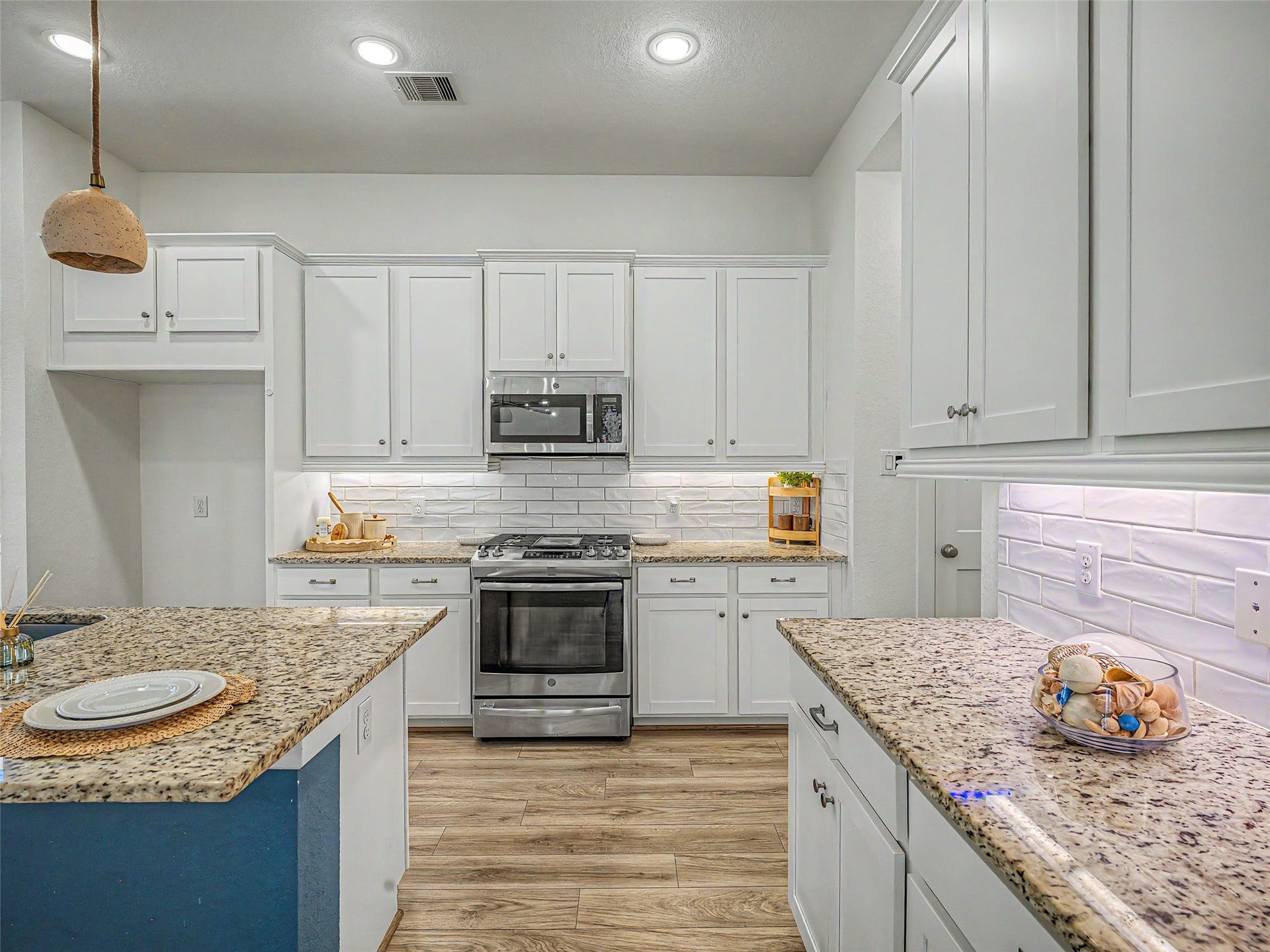 6019 Dovetail Cliff Court, Katy, TX 77493 A contrasting grey accent panel highlights the base of the island, which extends outward to provide comfortable breakfast bar seating.