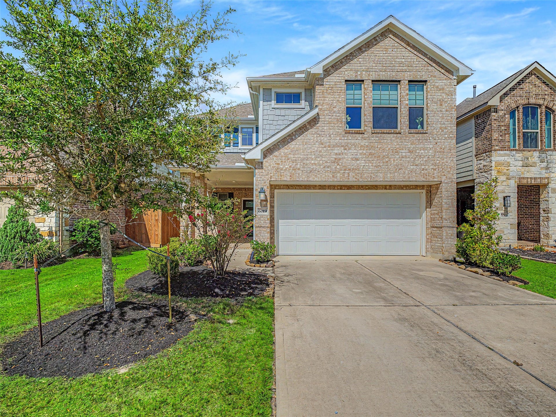 6019 Dovetail Cliff Court, Katy, TX 77493 Welcome to 6019 Dovetail Cliff Ct, a stunning two-story home offering exceptional curb appeal and thoughtful architectural design.