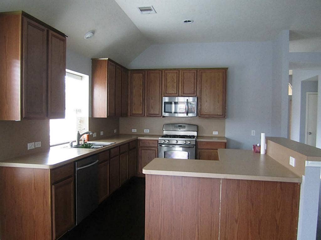 1011 Cove Crest Trail Trail, Fresno, TX 77545 Spacious kitchen with pantry and BF bar