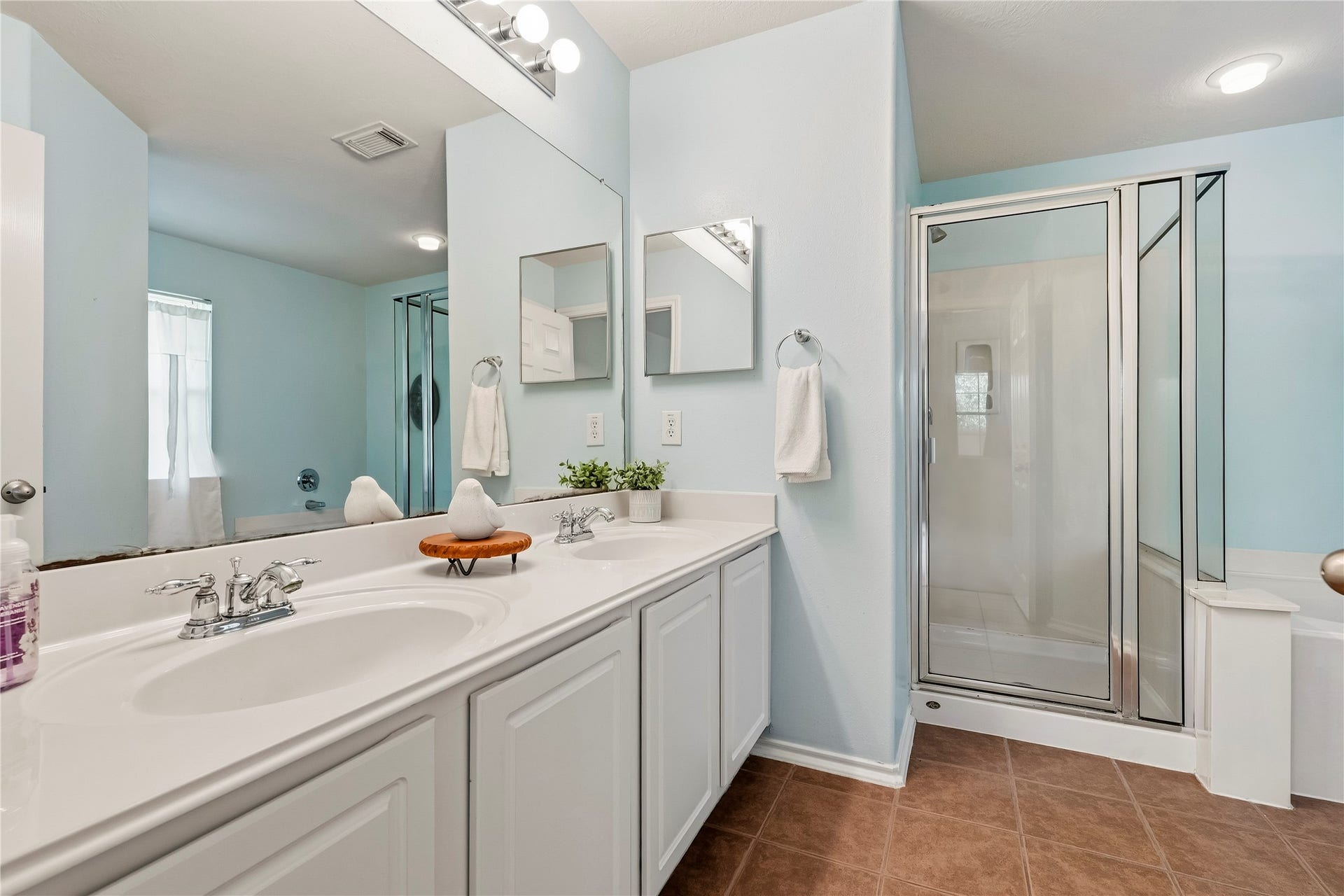 2602 Mill Creek Drive, Pasadena, TX 77503 Primary bath