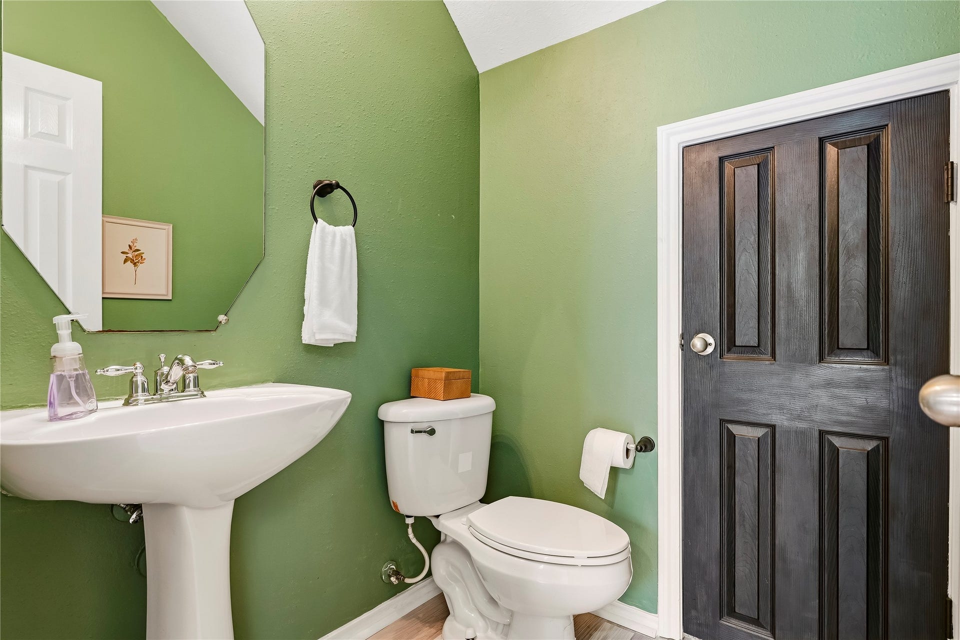 2602 Mill Creek Drive, Pasadena, TX 77503 Half bath on first floor