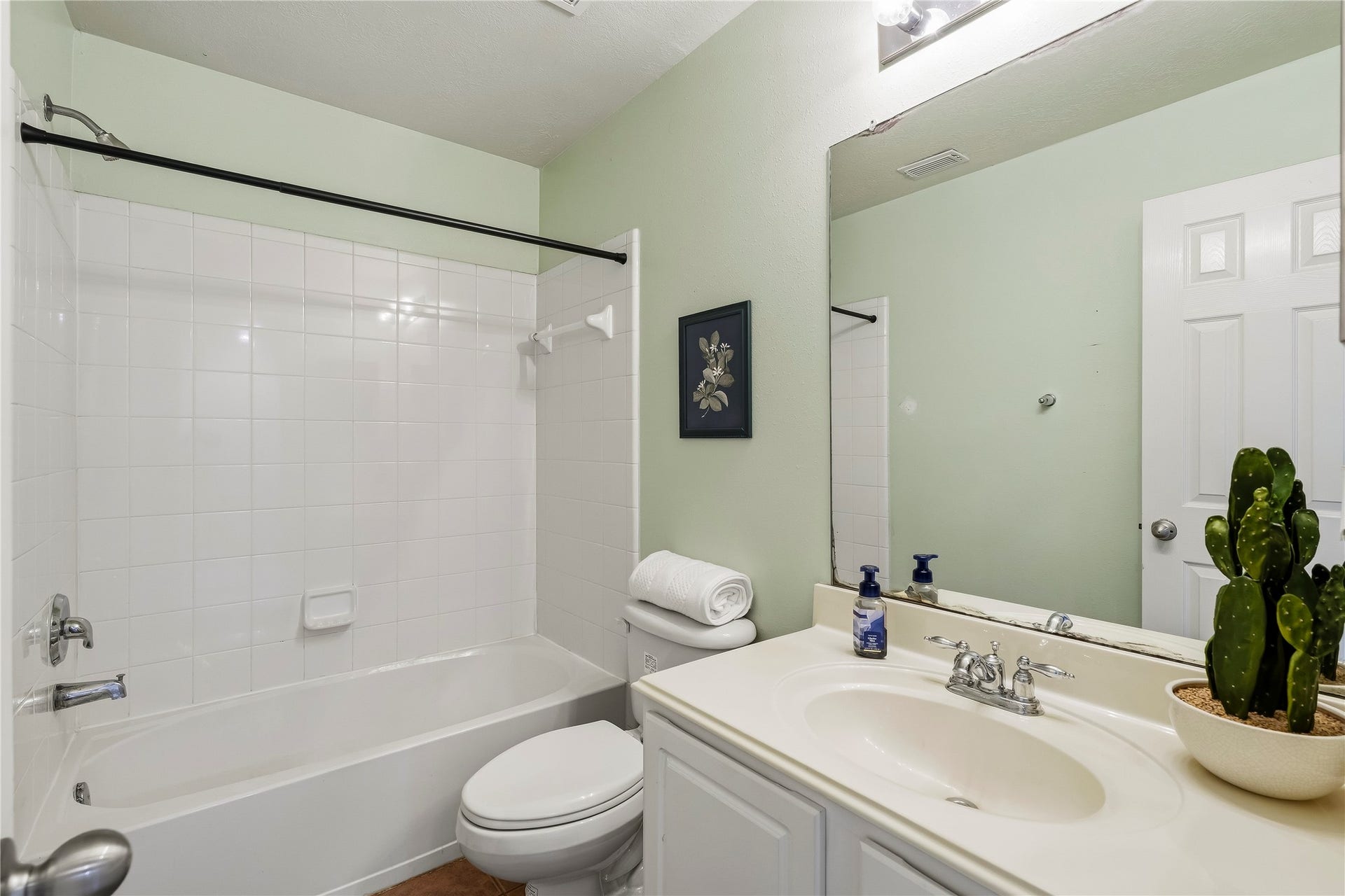 2602 Mill Creek Drive, Pasadena, TX 77503 Secondary Bath