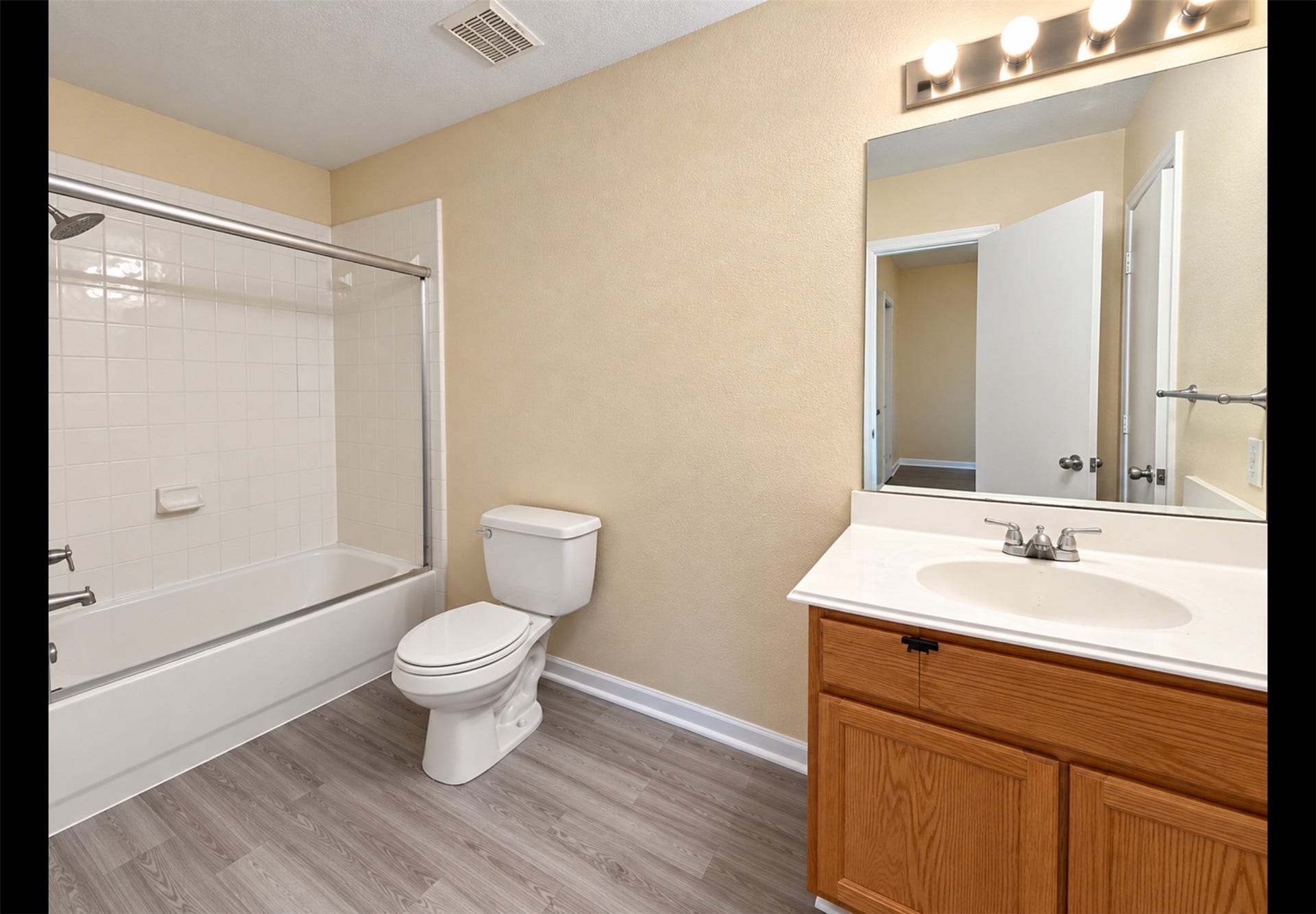 8231 Wooded Terrace Lane, Humble, TX 77338 Primary Restroom