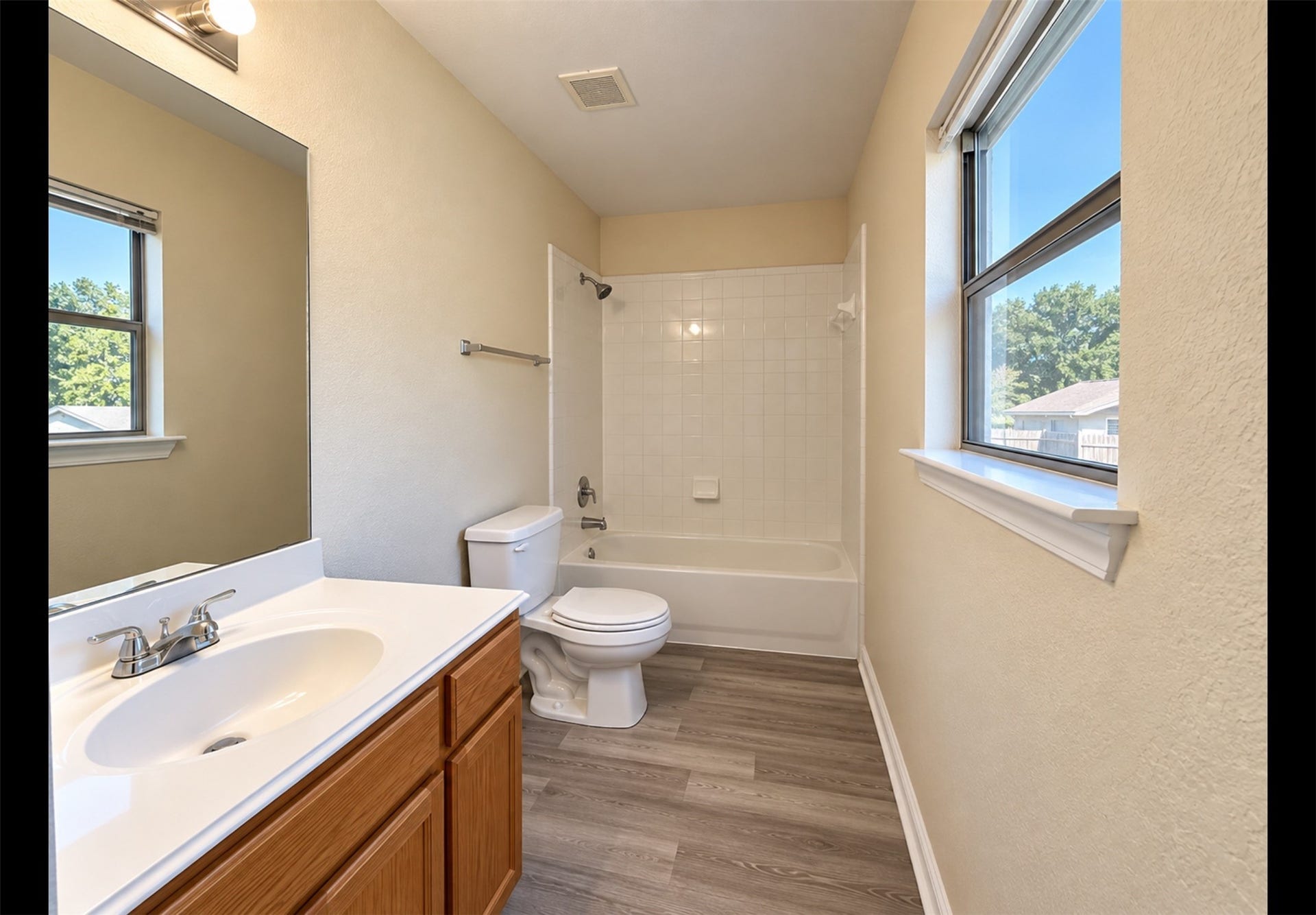 8231 Wooded Terrace Lane, Humble, TX 77338 Guest bathroom - full size