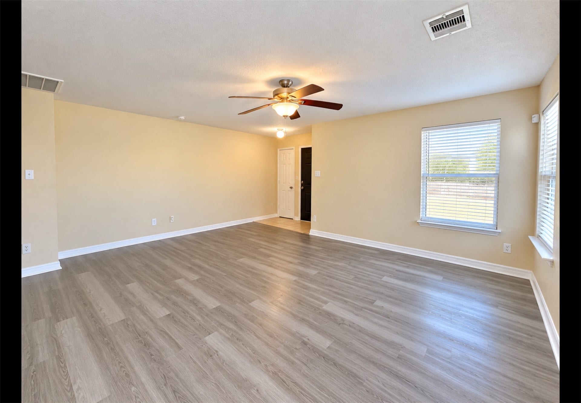 8231 Wooded Terrace Lane, Humble, TX 77338 Open Living area