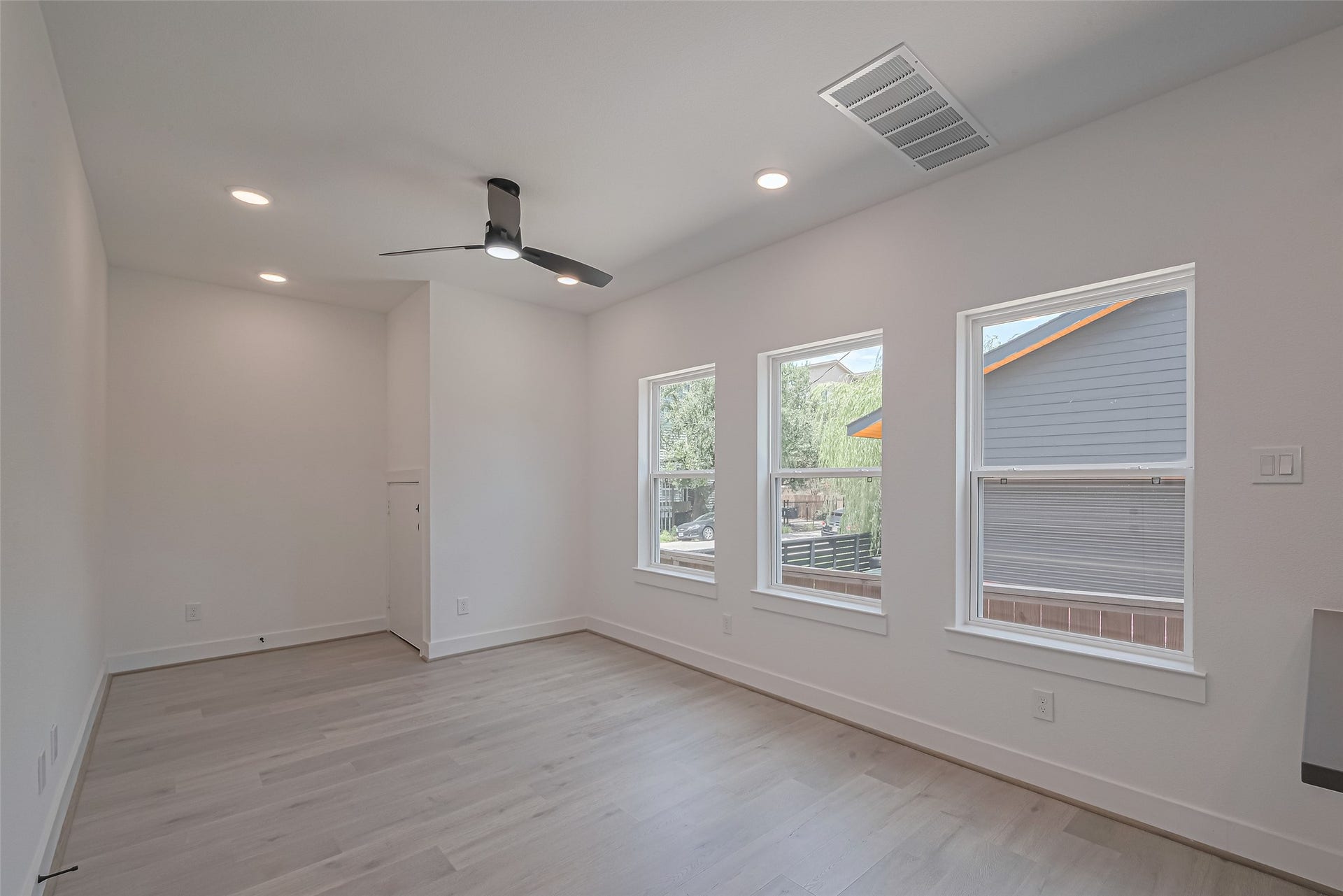 1354 W 24th Street, Houston, TX 77008 Bright living room with multiple windows bringing in plenty of
natural light.
