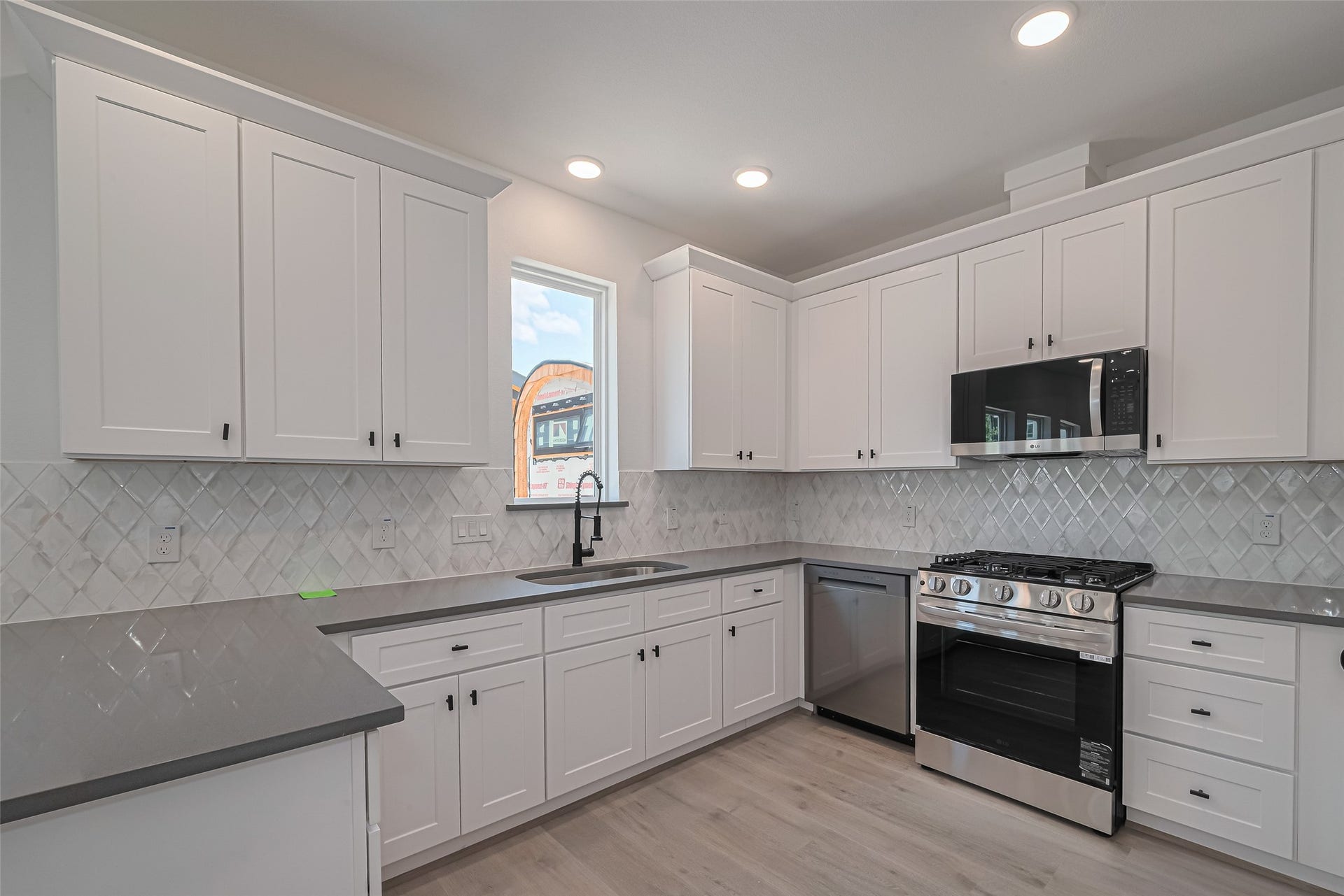 1354 W 24th Street, Houston, TX 77008 Bright kitchen featuring white
cabinetry and generous counter
space.