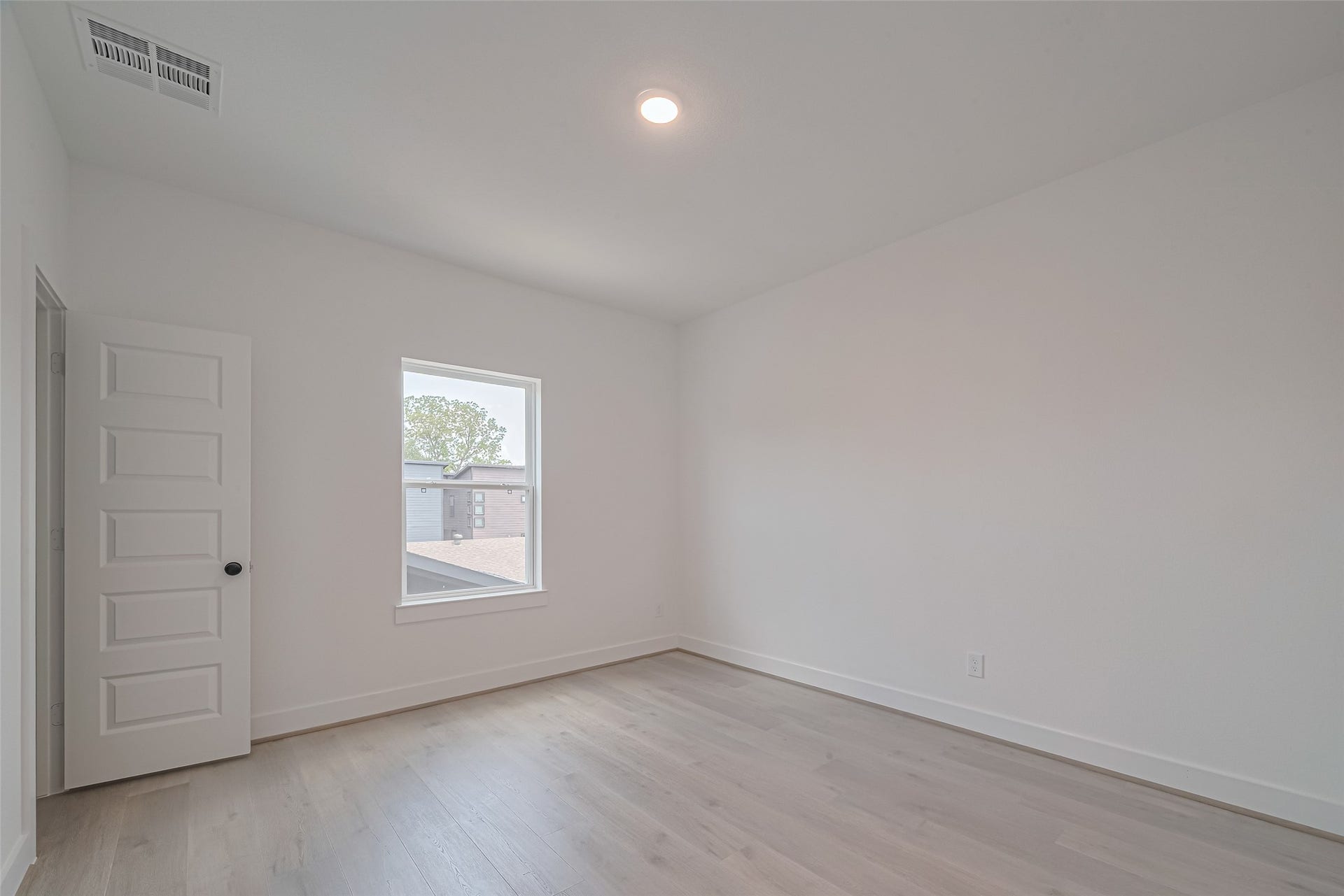 1354 W 24th Street, Houston, TX 77008 Bright bedroom with neutral finishes and natural light from the window.