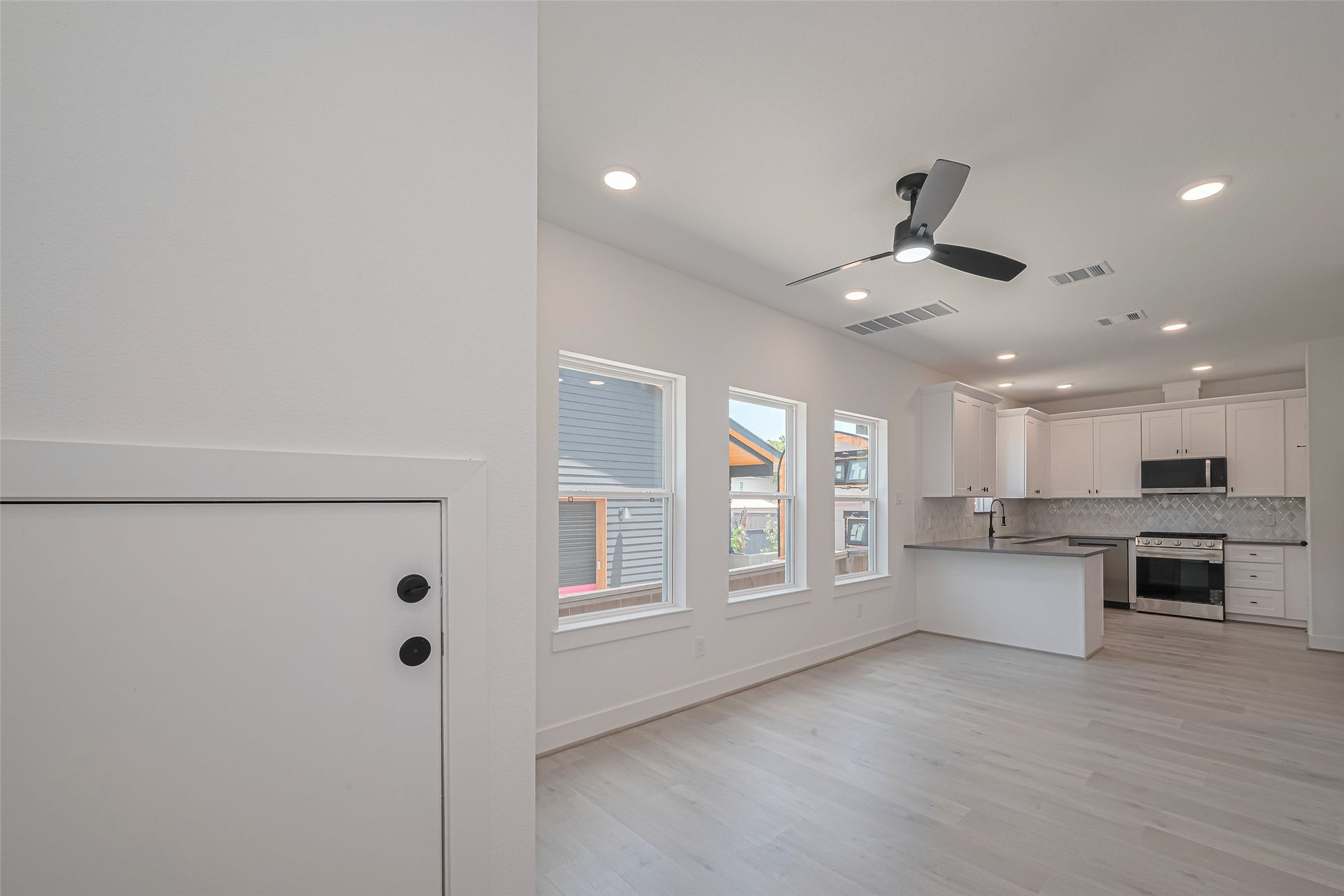 1354 W 24th Street, Houston, TX 77008 Spacious open-concept living
area connecting to the kitchen.