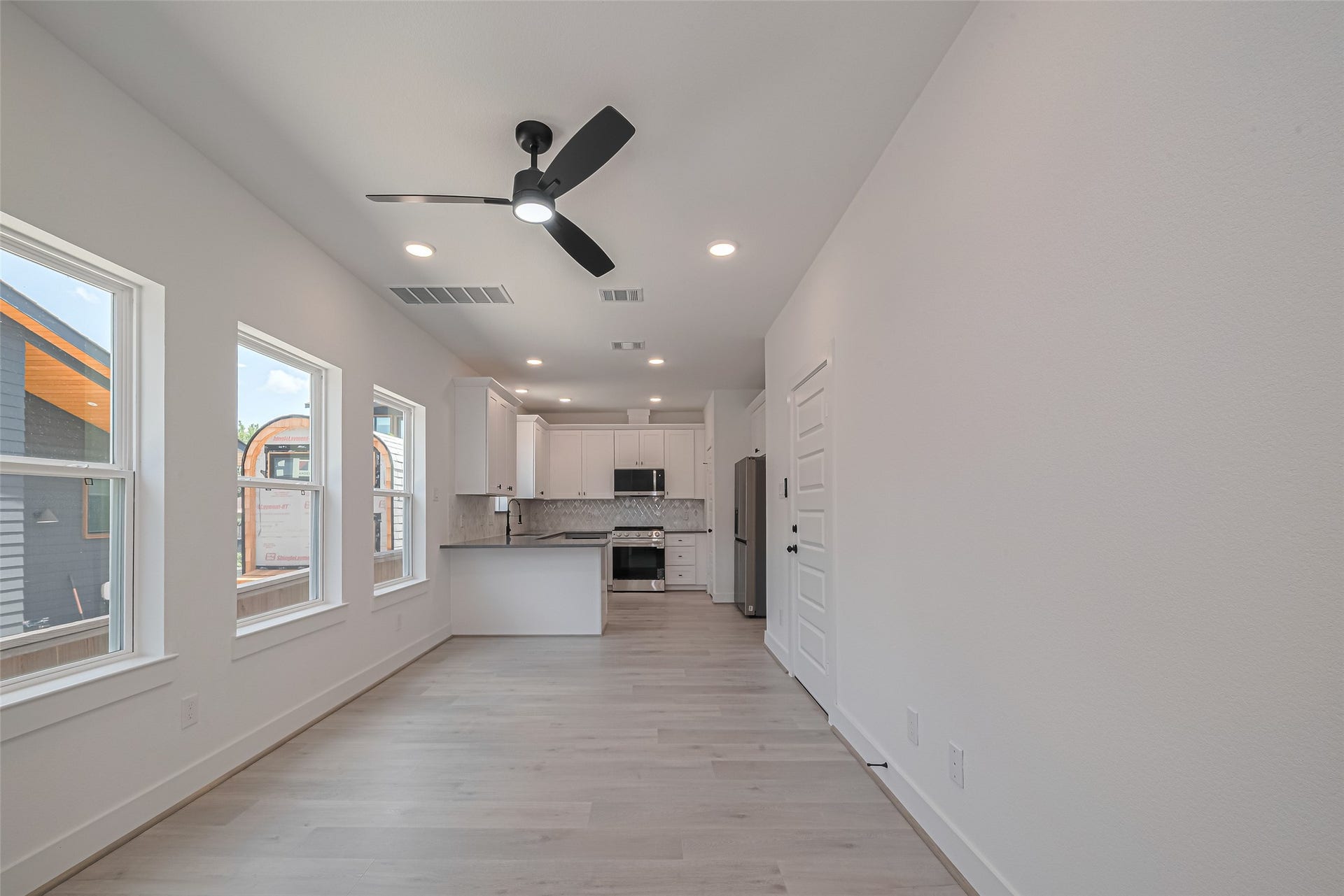 1354 W 24th Street, Houston, TX 77008 Another angle of the living area
showcasing the natural light and
open flow into the kitchen.